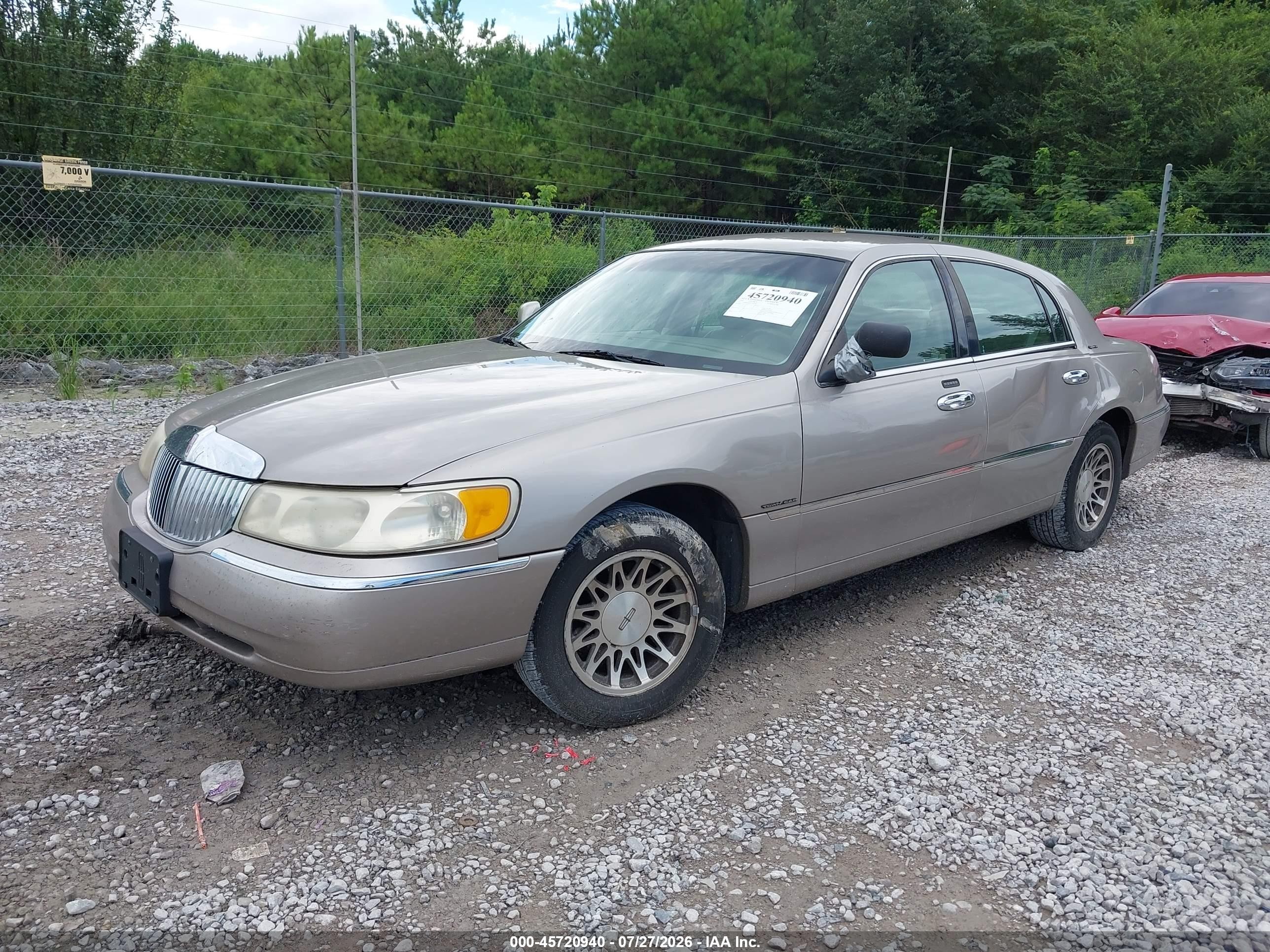 2000 Lincoln Town Car Signature Silver vin: 1LNHM82WXYY919181