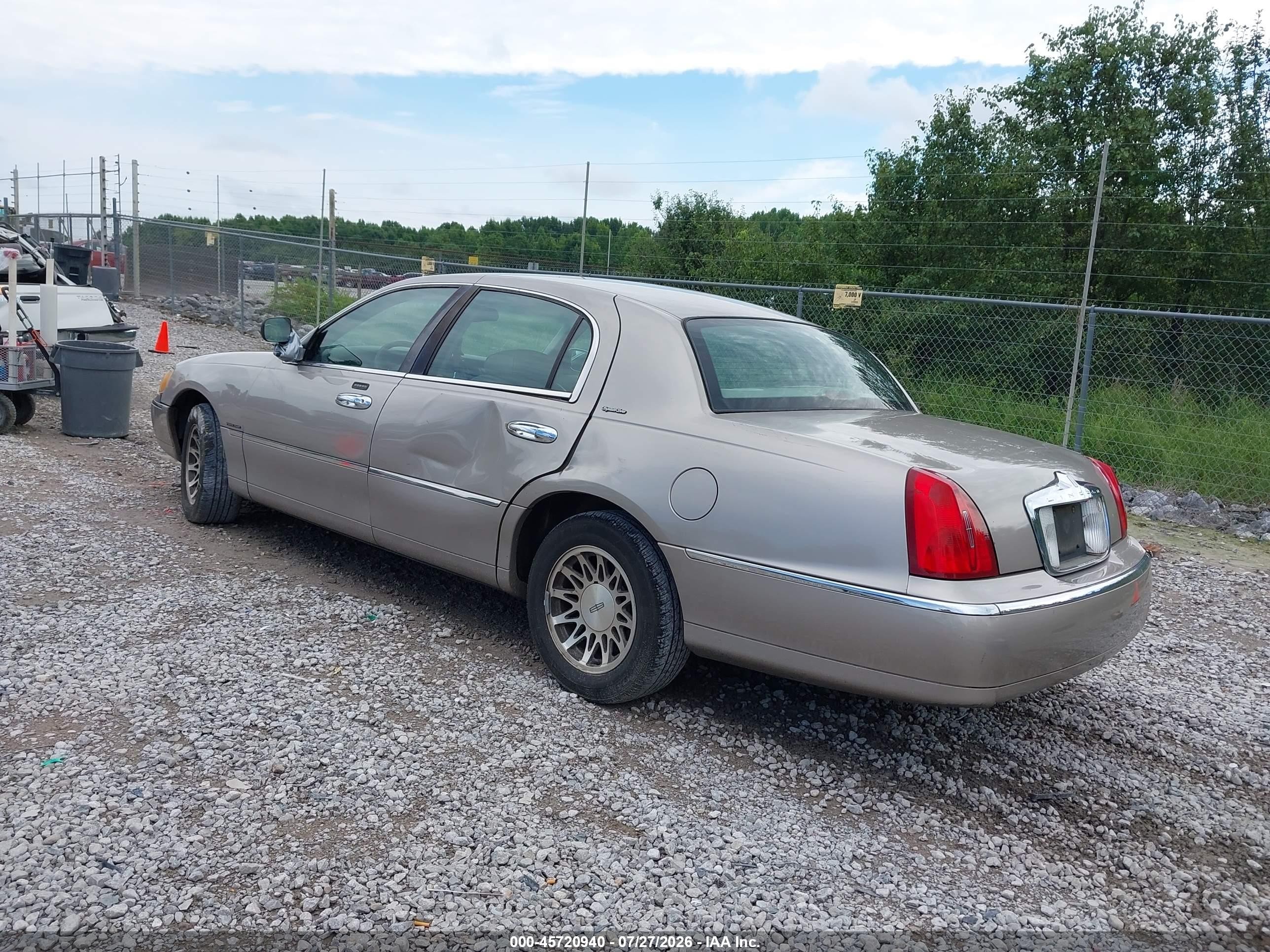 2000 Lincoln Town Car Signature Silver vin: 1LNHM82WXYY919181