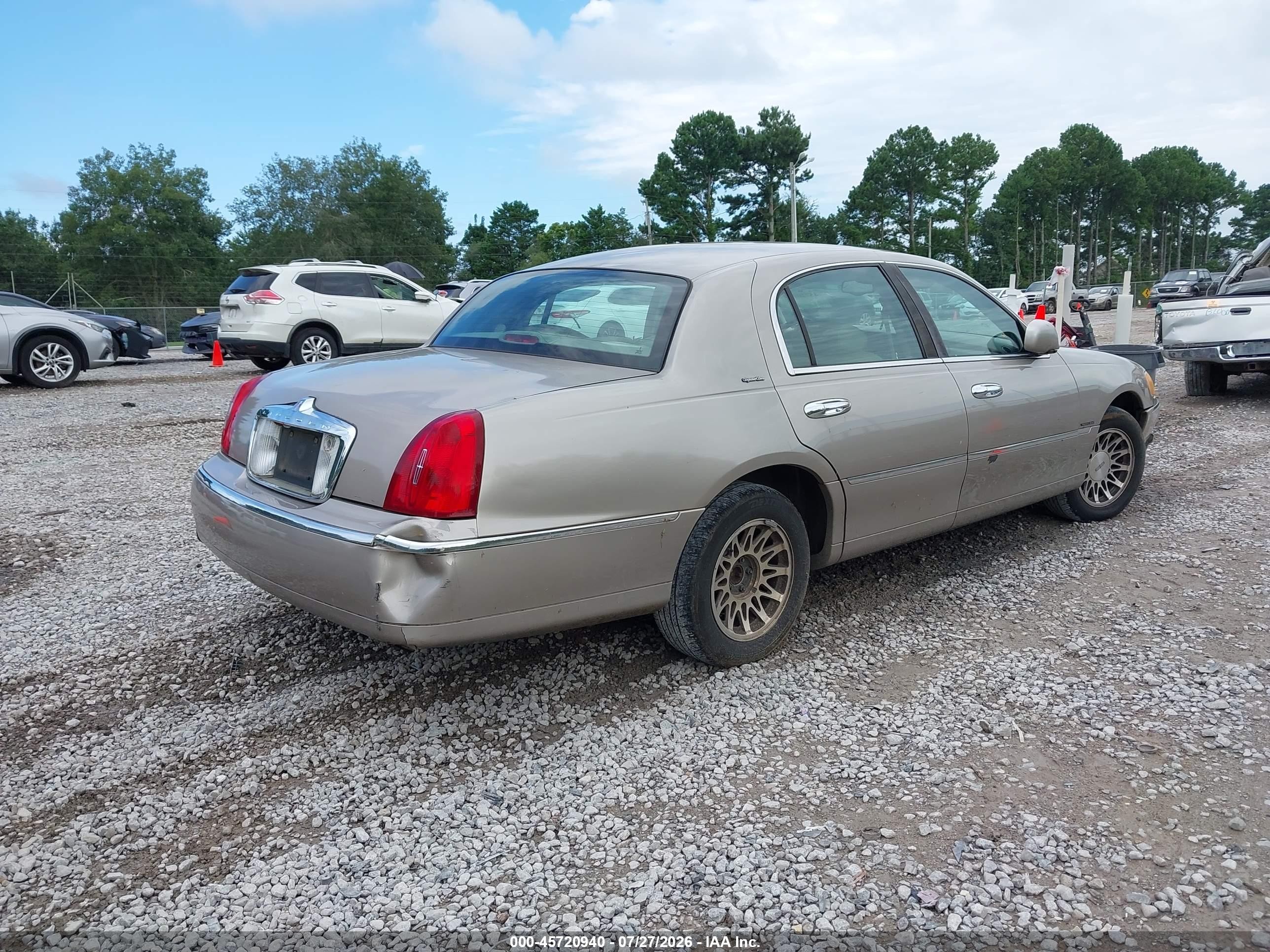 2000 Lincoln Town Car Signature Silver vin: 1LNHM82WXYY919181