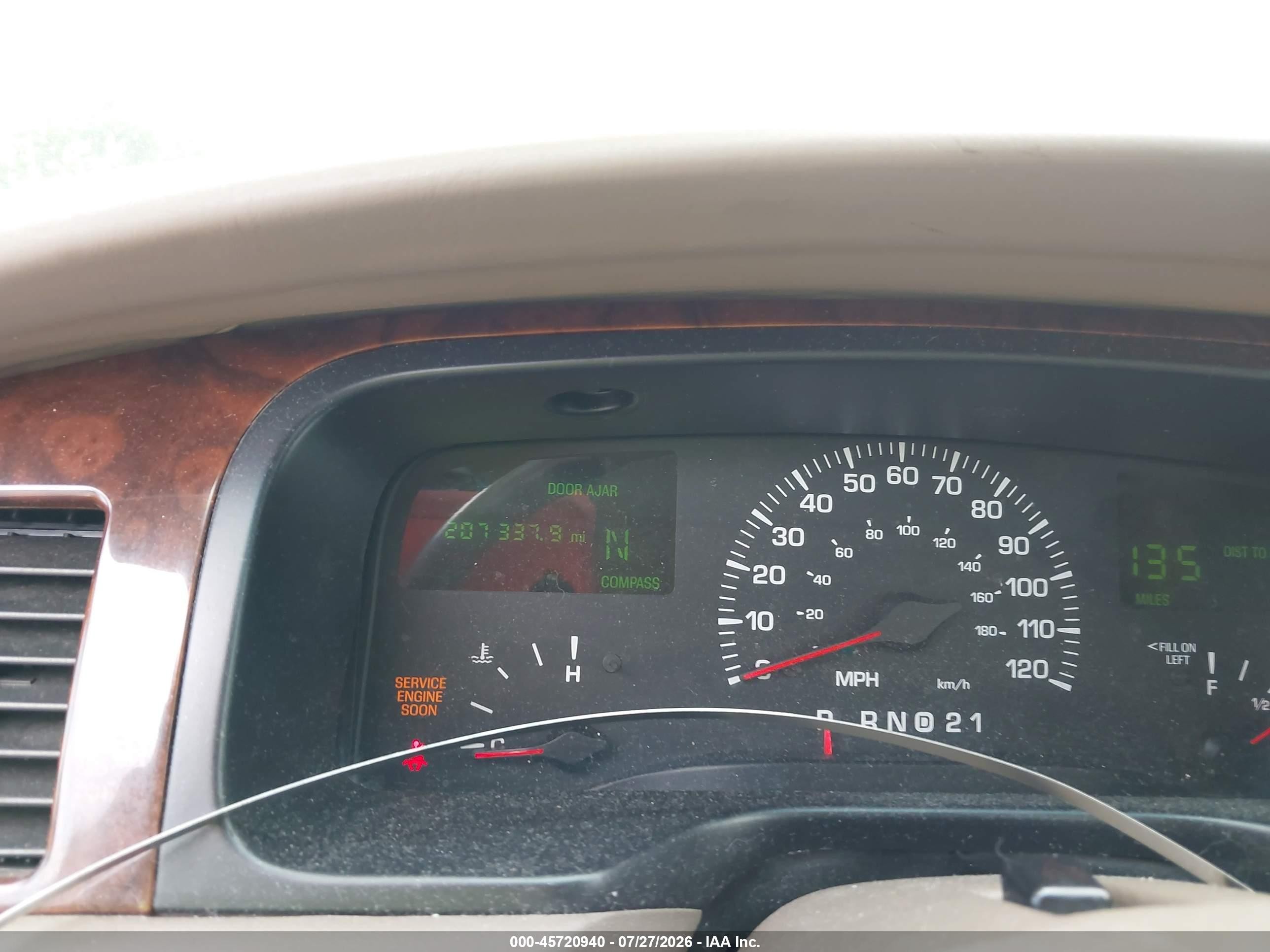 2000 Lincoln Town Car Signature Silver vin: 1LNHM82WXYY919181