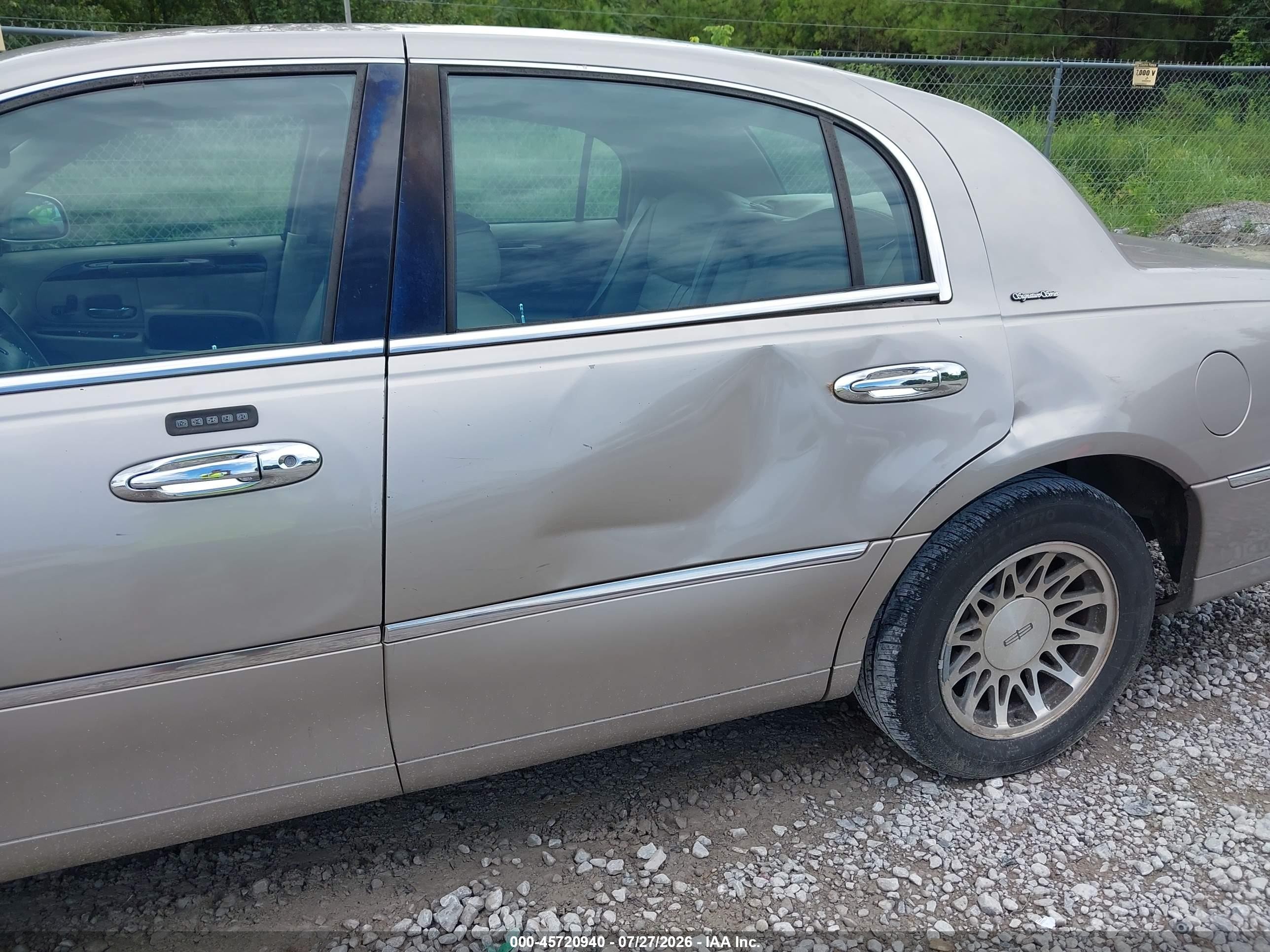 2000 Lincoln Town Car Signature Silver vin: 1LNHM82WXYY919181
