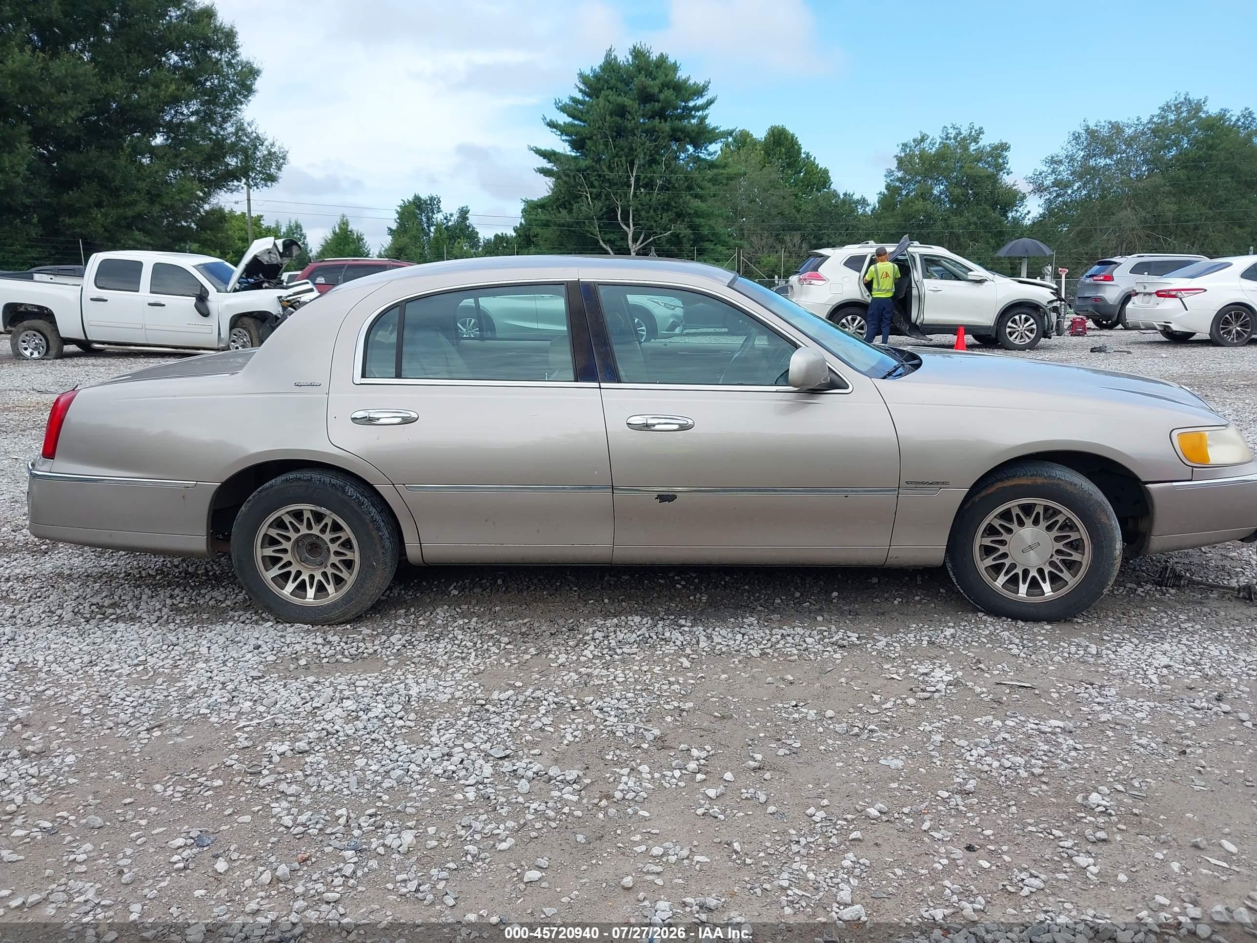 2000 Lincoln Town Car Signature Silver vin: 1LNHM82WXYY919181