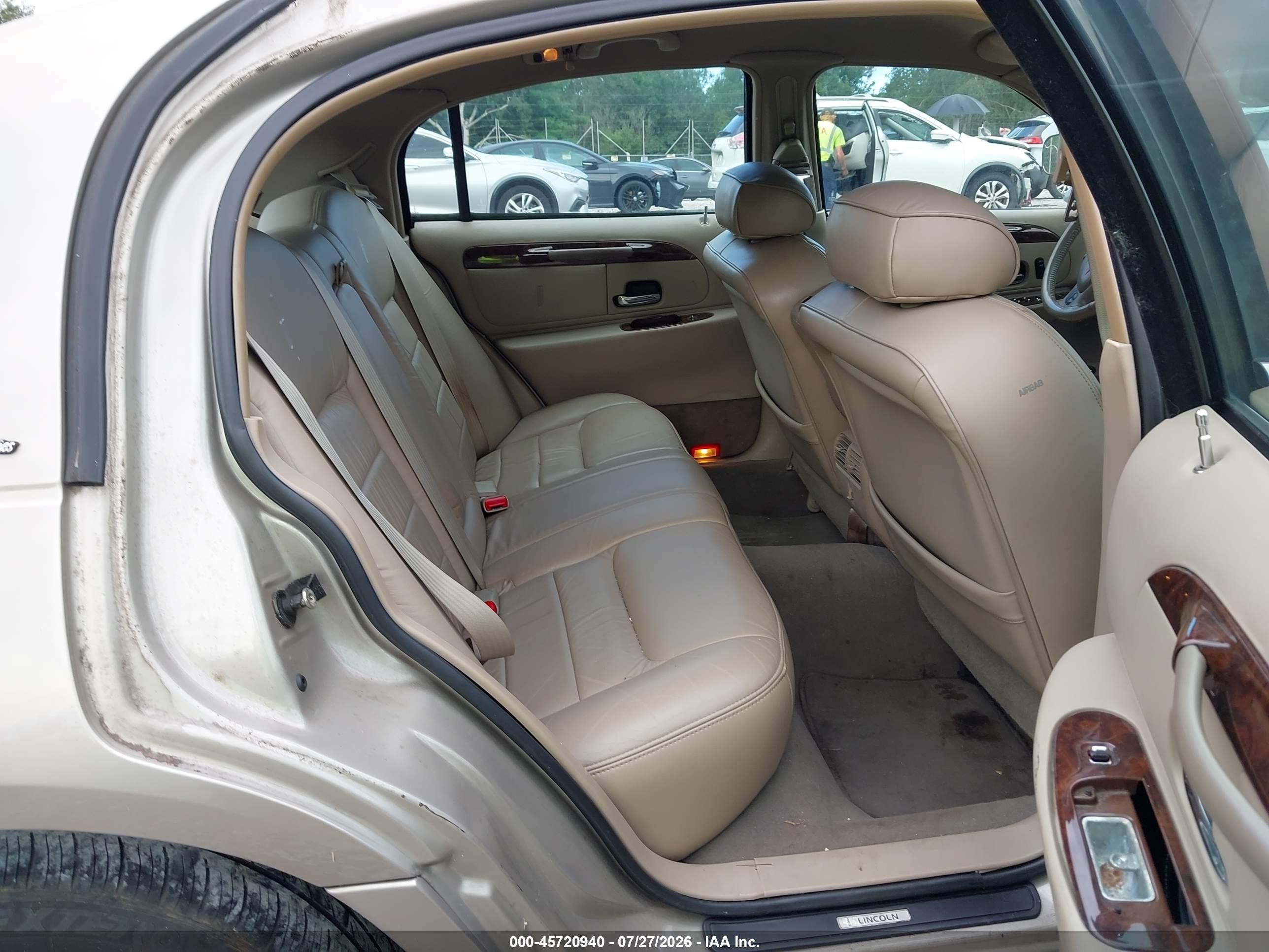 2000 Lincoln Town Car Signature Silver vin: 1LNHM82WXYY919181