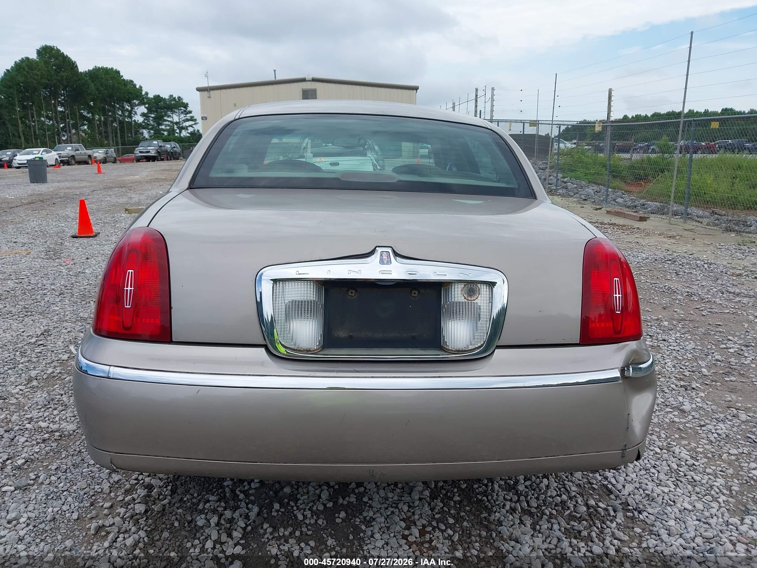 2000 Lincoln Town Car Signature Silver vin: 1LNHM82WXYY919181