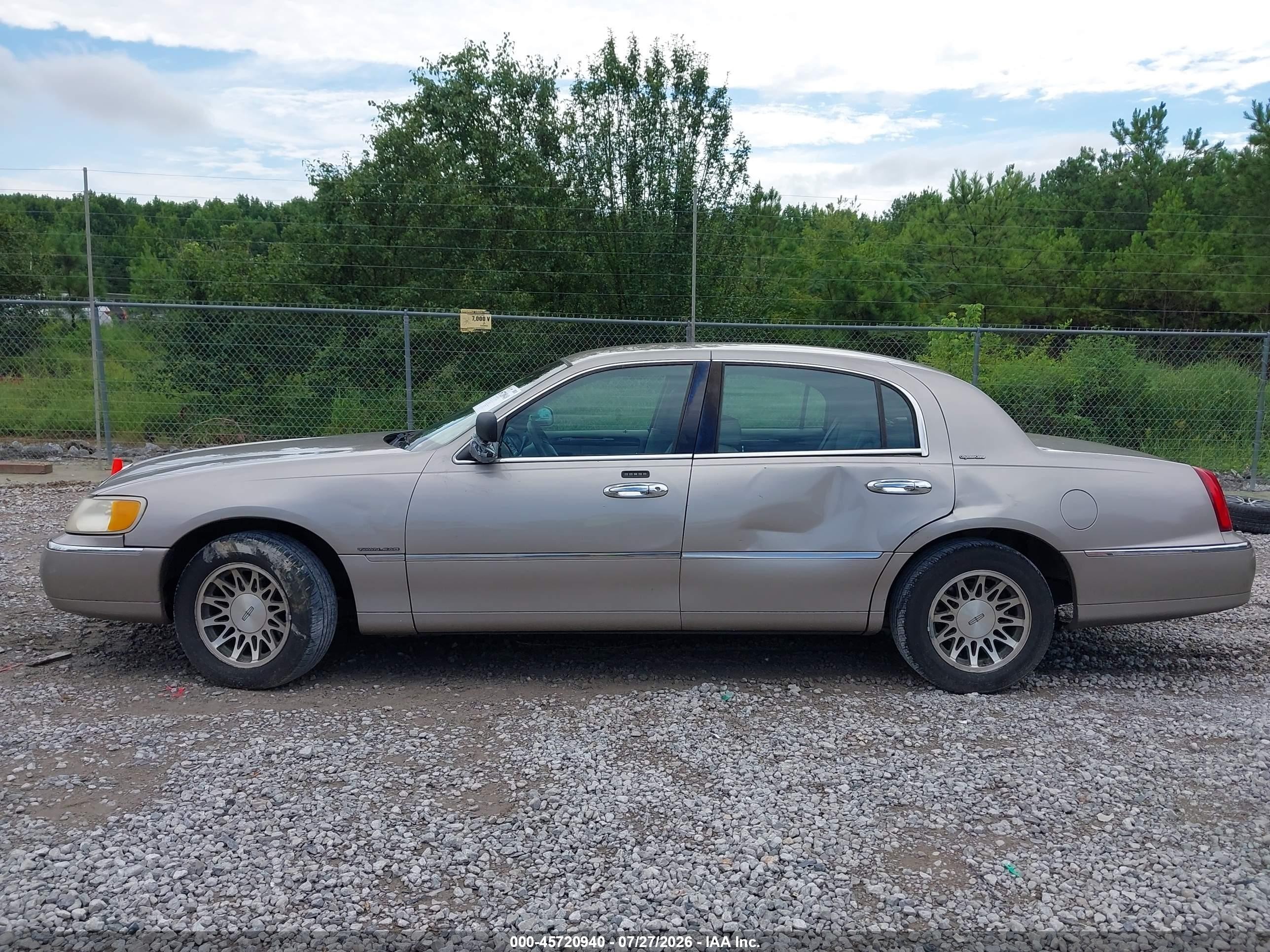 2000 Lincoln Town Car Signature Silver vin: 1LNHM82WXYY919181