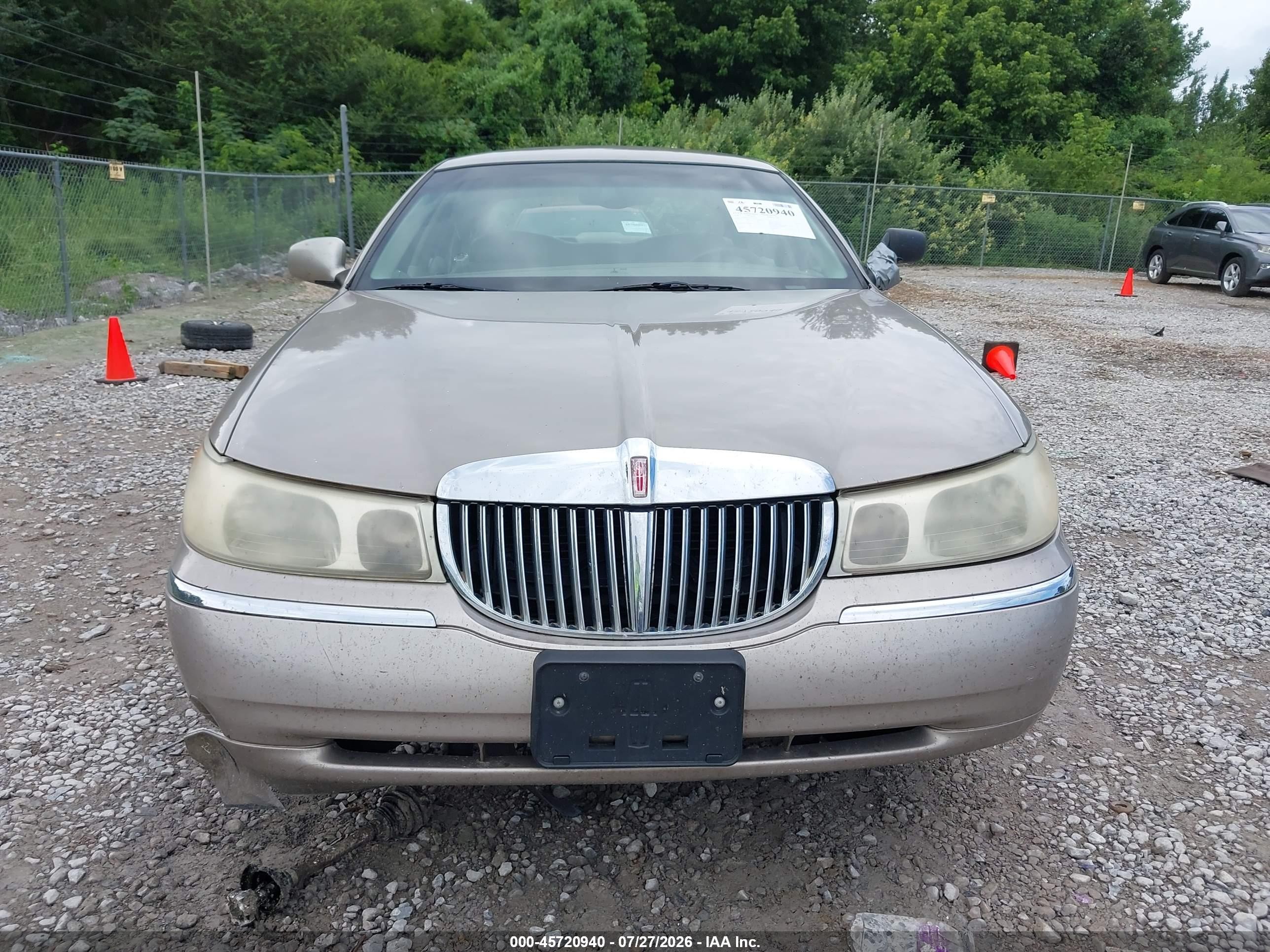 2000 Lincoln Town Car Signature Silver vin: 1LNHM82WXYY919181