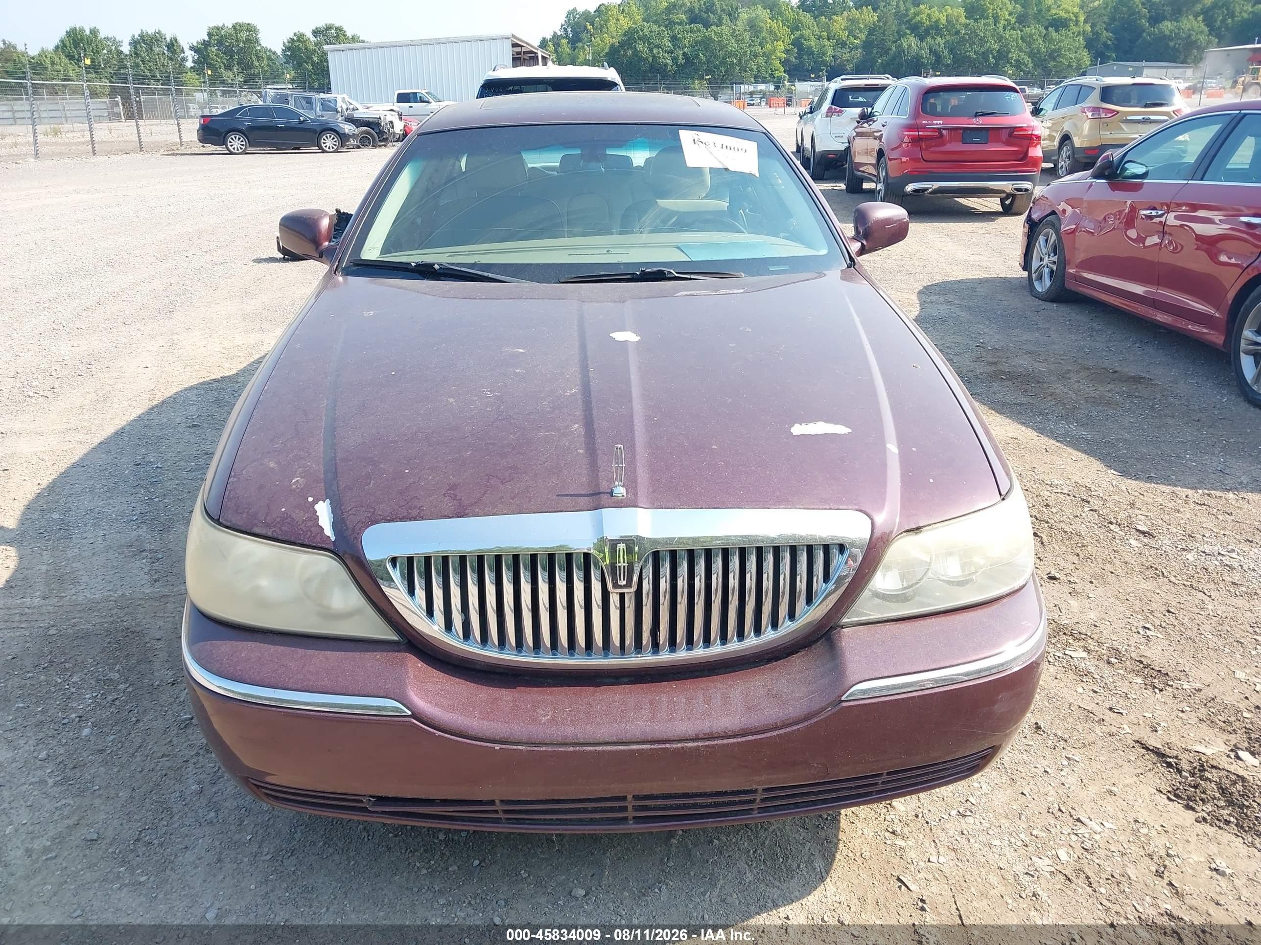 2006 Lincoln Town Car Designer Series Maroon vin: 1LNHM83V26Y621761