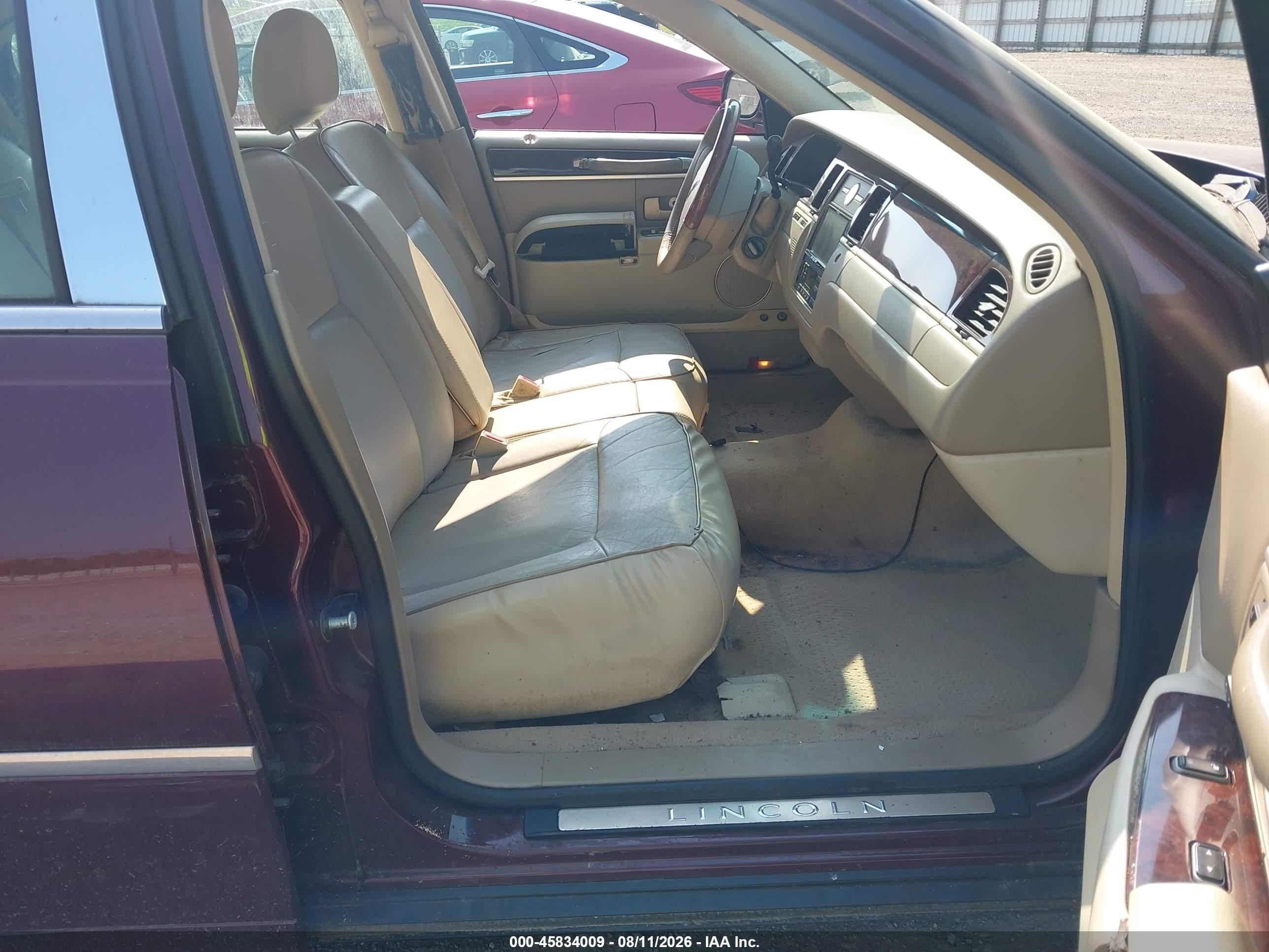 2006 Lincoln Town Car Designer Series Maroon vin: 1LNHM83V26Y621761