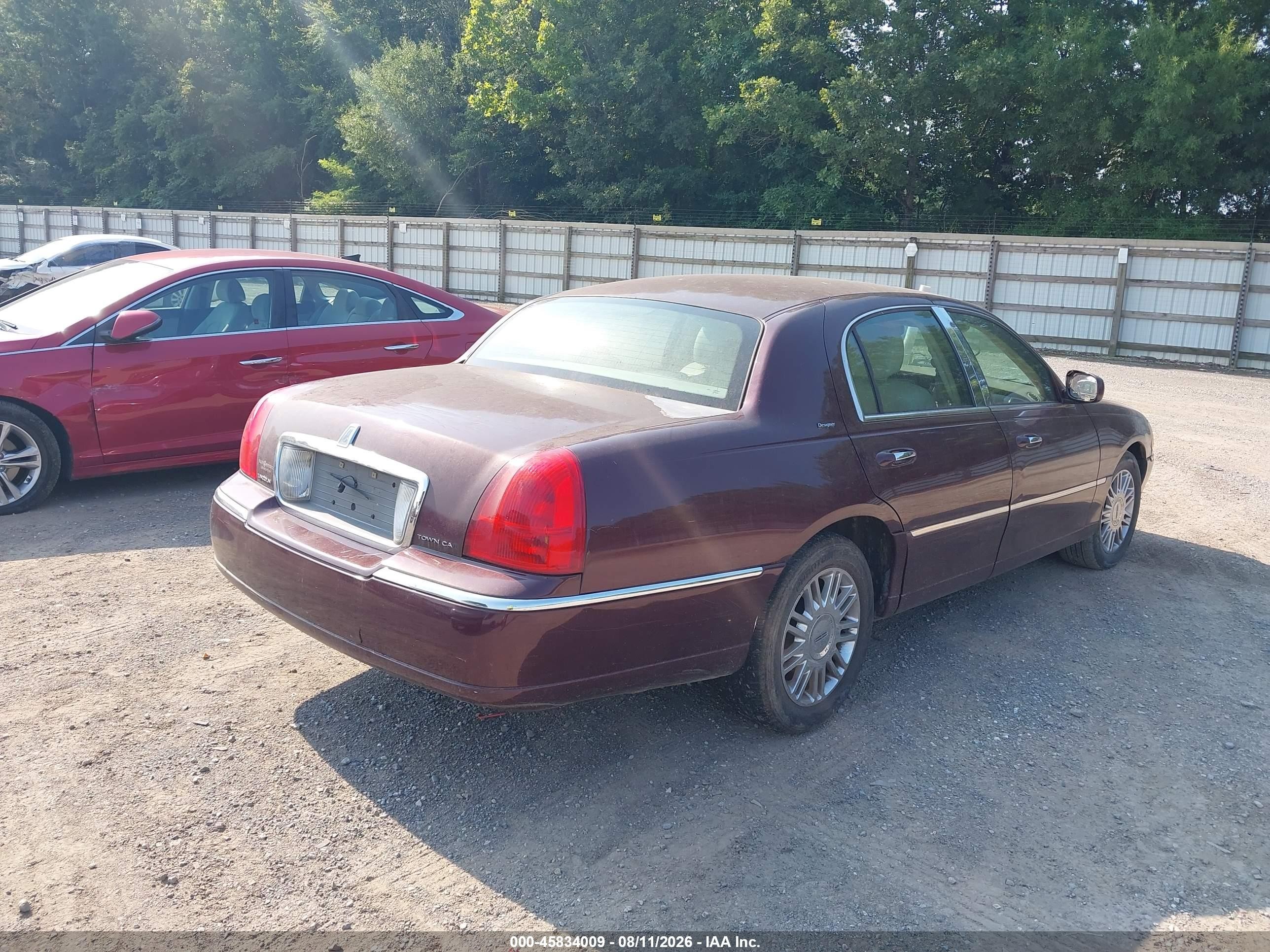 2006 Lincoln Town Car Designer Series Maroon vin: 1LNHM83V26Y621761