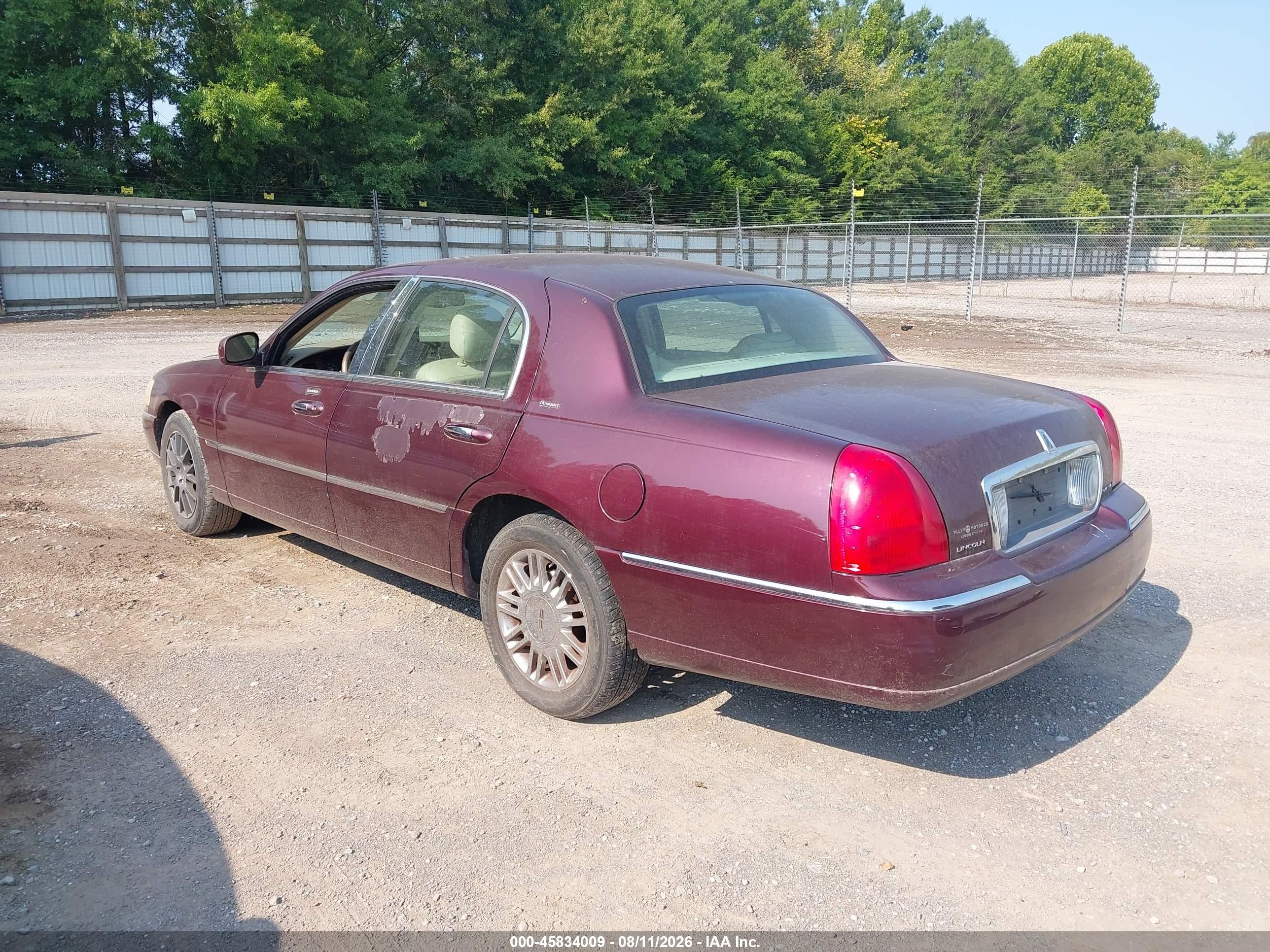 2006 Lincoln Town Car Designer Series Maroon vin: 1LNHM83V26Y621761
