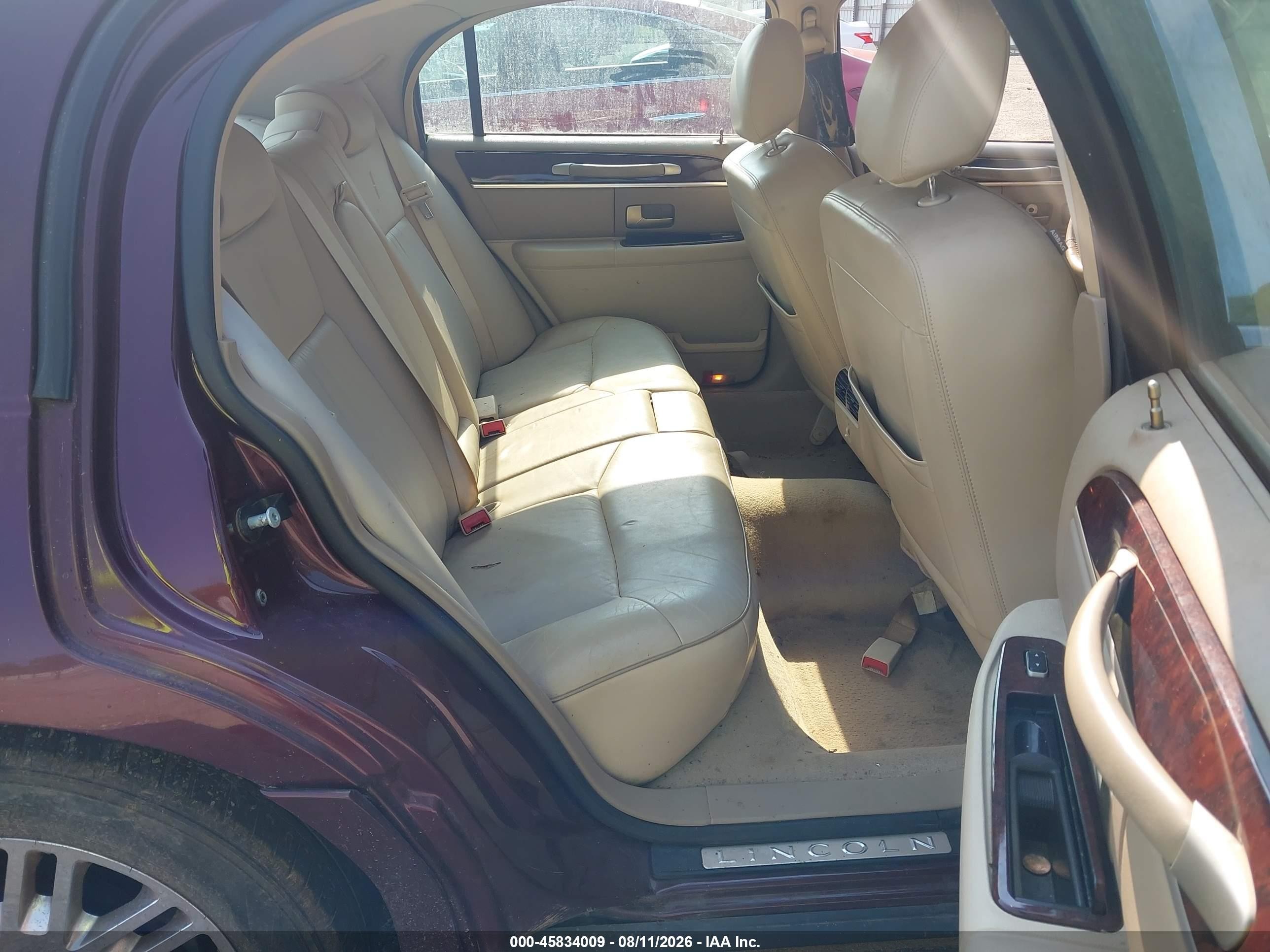 2006 Lincoln Town Car Designer Series Maroon vin: 1LNHM83V26Y621761