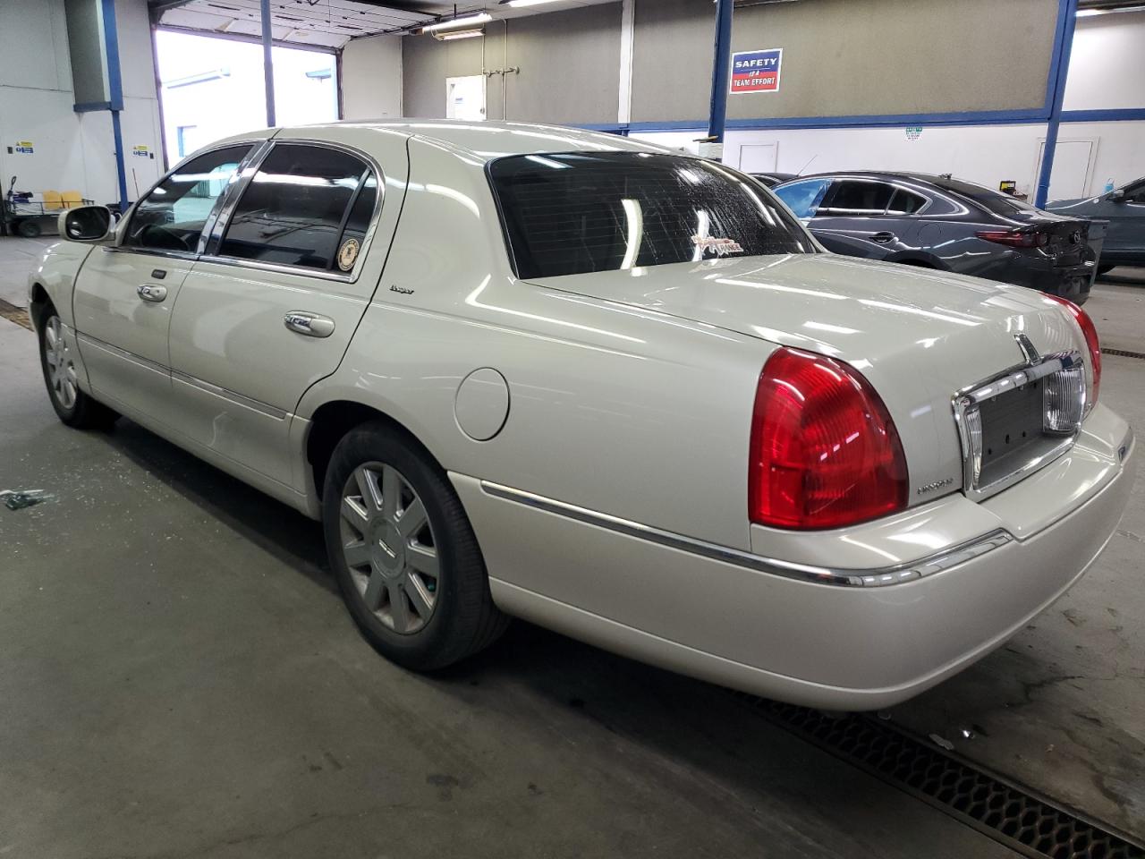 2007 Lincoln Town Car Designer Cream vin: 1LNHM83V47Y603411