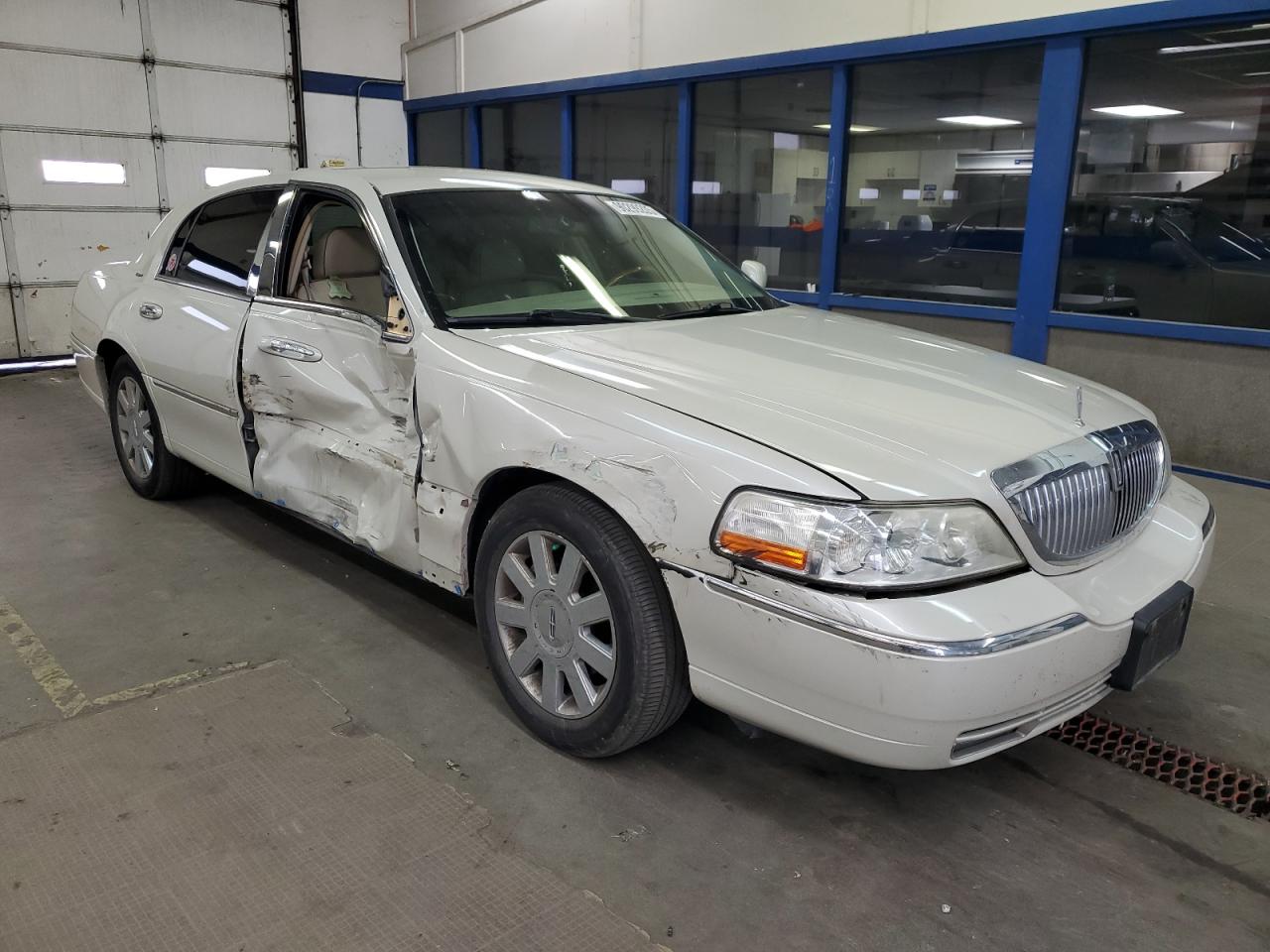 2007 Lincoln Town Car Designer Cream vin: 1LNHM83V47Y603411