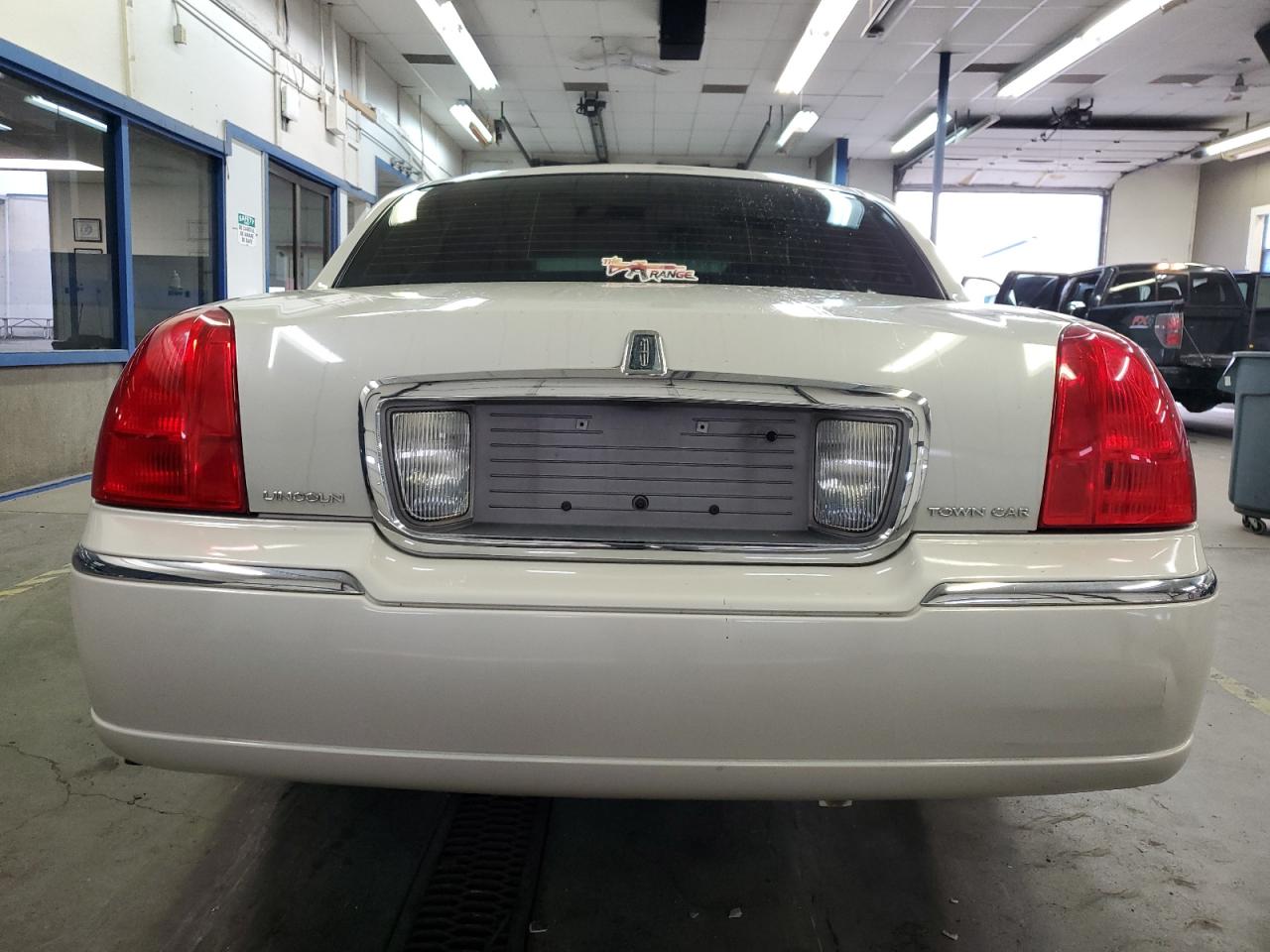 2007 Lincoln Town Car Designer Cream vin: 1LNHM83V47Y603411