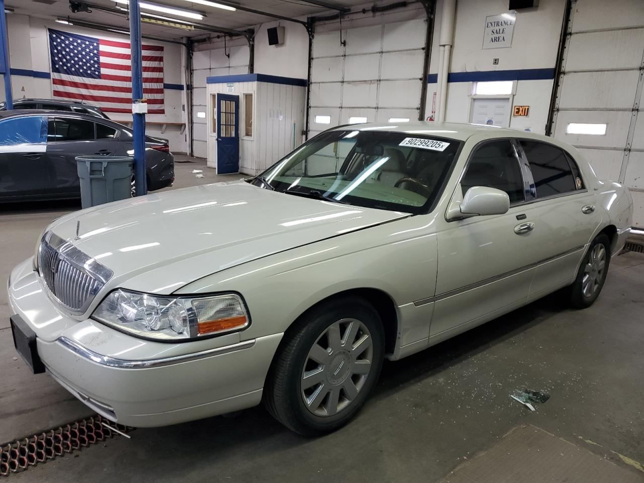 2007 Lincoln Town Car Designer Cream vin: 1LNHM83V47Y603411