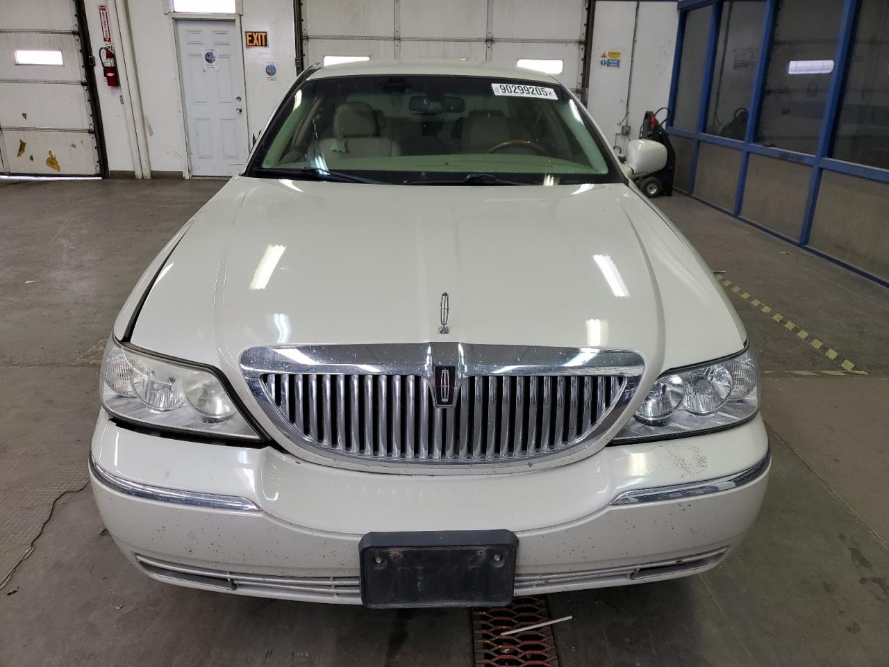 2007 Lincoln Town Car Designer Cream vin: 1LNHM83V47Y603411