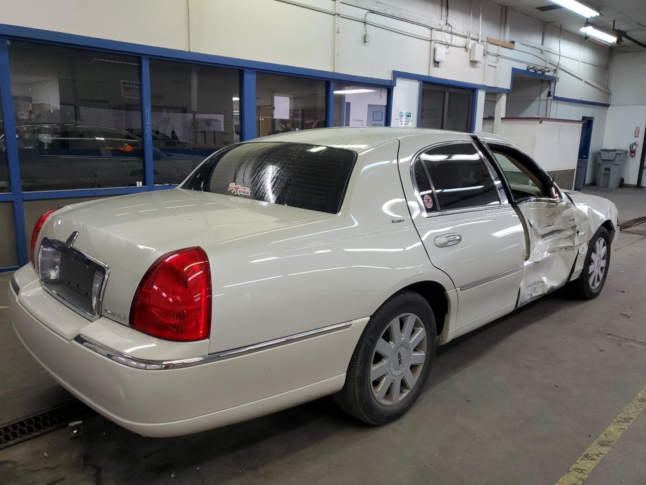 2007 Lincoln Town Car Designer Cream vin: 1LNHM83V47Y603411
