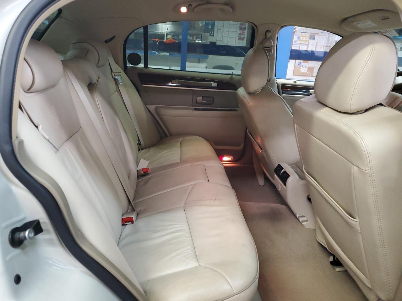 2007 Lincoln Town Car Designer Cream vin: 1LNHM83V47Y603411