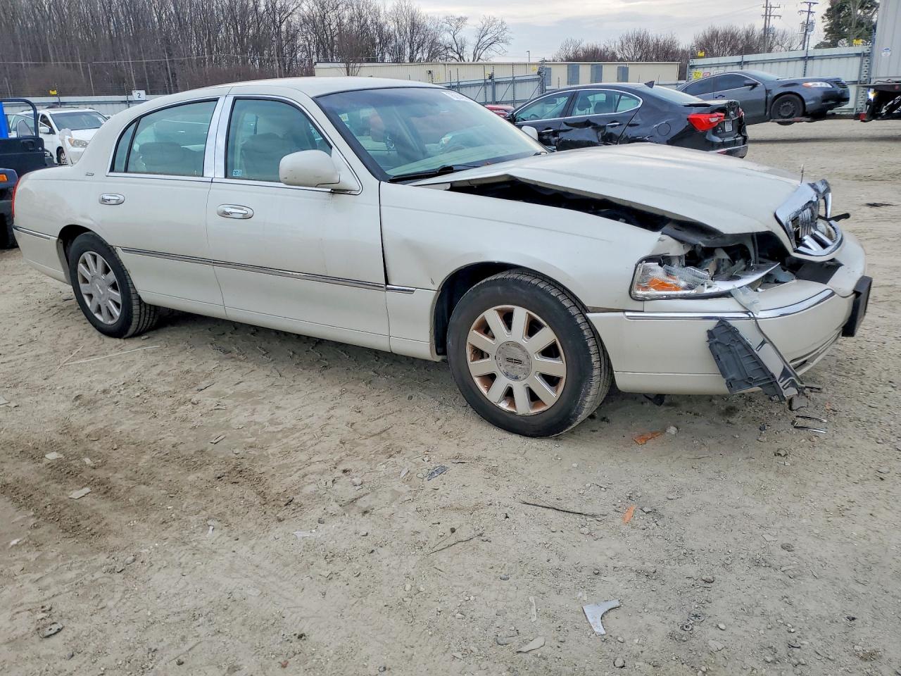 2007 Lincoln Town Car Designer Cream vin: 1LNHM83V67Y603796