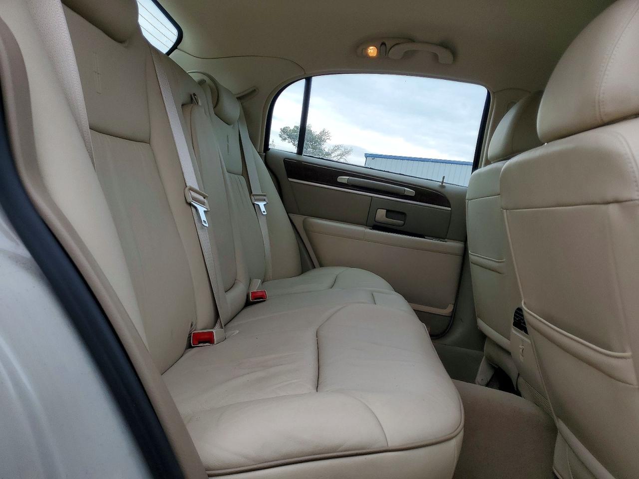 2007 Lincoln Town Car Designer Cream vin: 1LNHM83V67Y603796