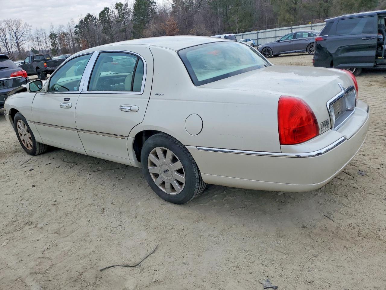 2007 Lincoln Town Car Designer Cream vin: 1LNHM83V67Y603796