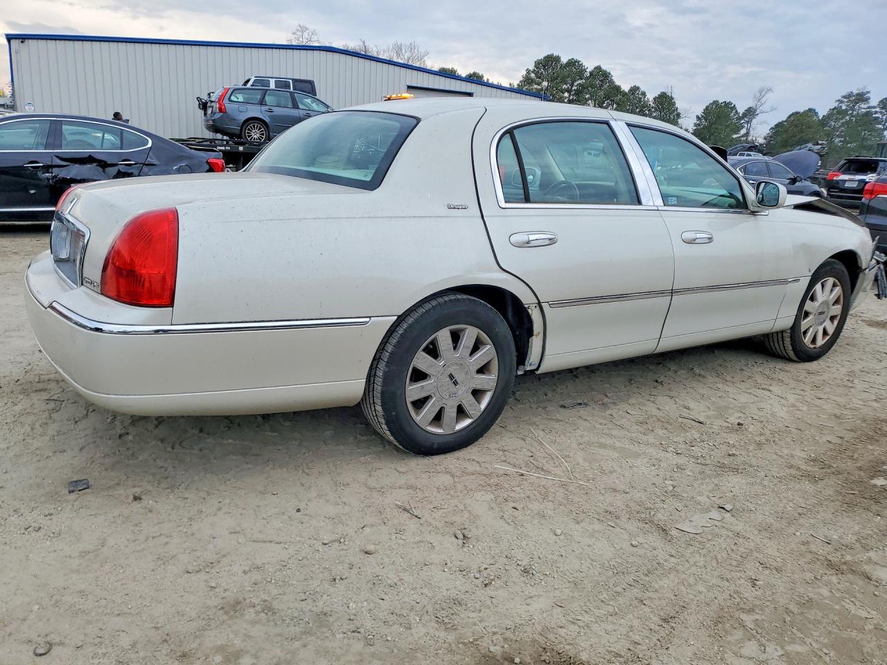 2007 Lincoln Town Car Designer Cream vin: 1LNHM83V67Y603796