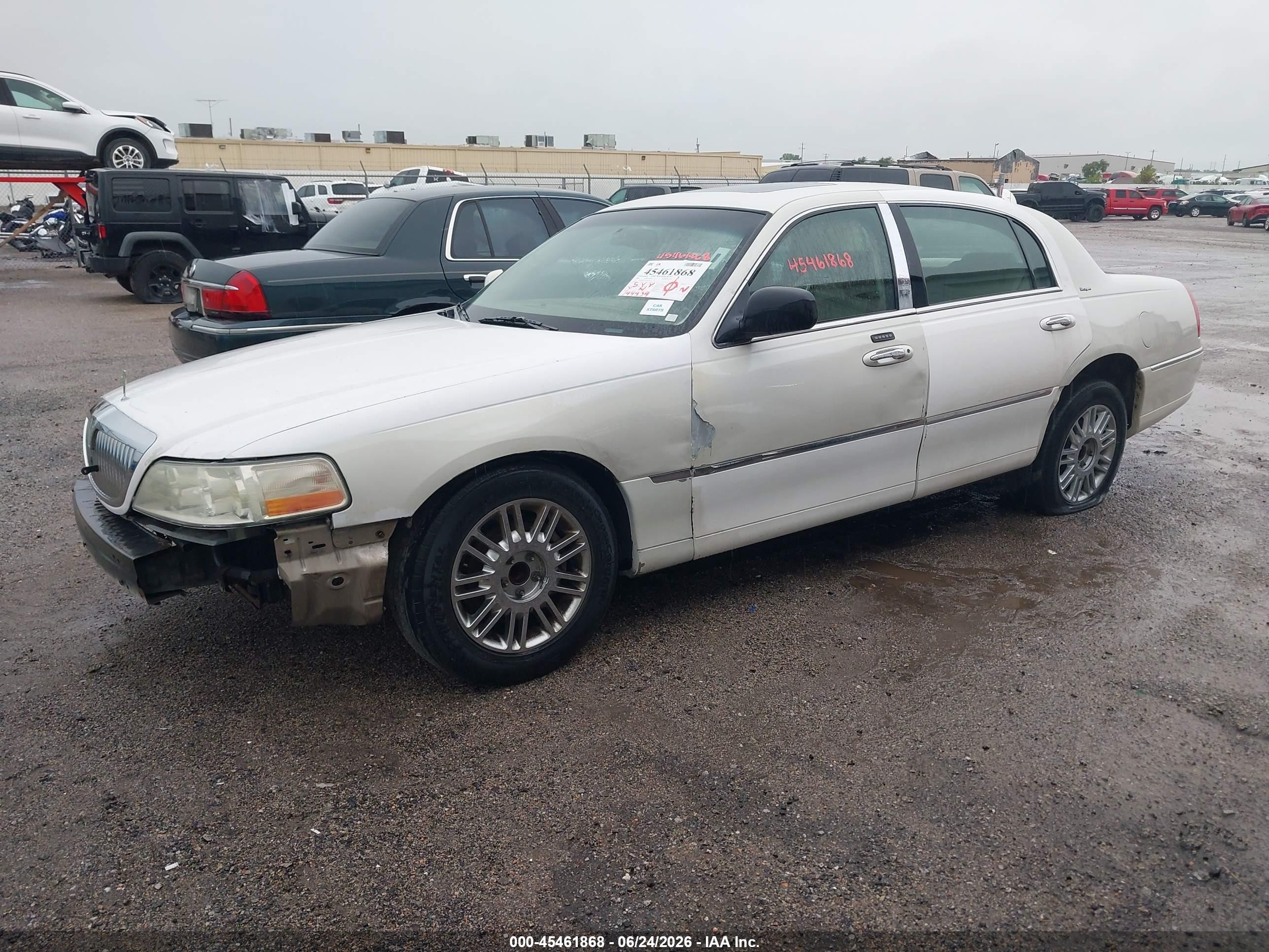 2006 Lincoln Town Car Designer Series Beige vin: 1LNHM83V76Y643934
