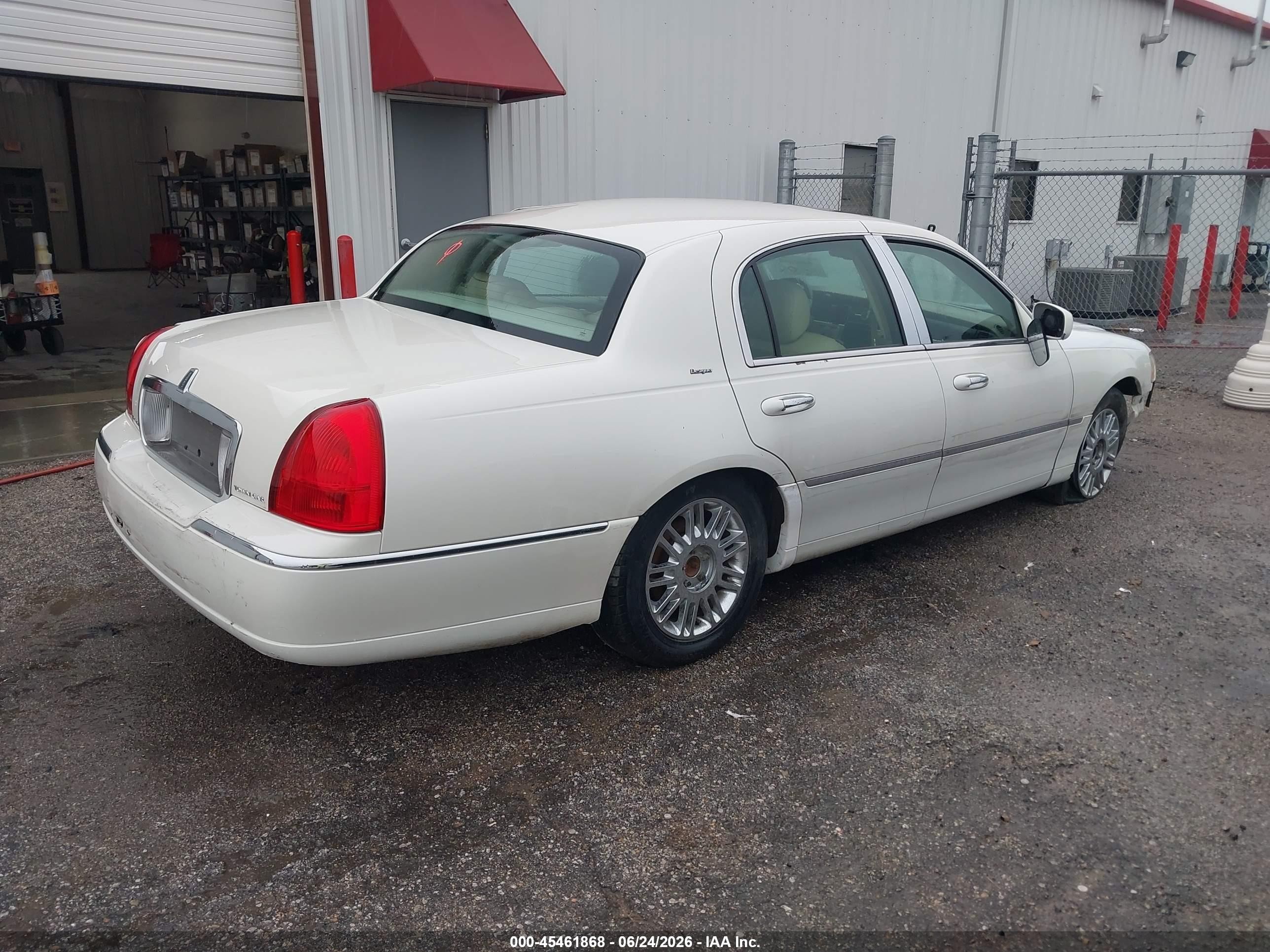 2006 Lincoln Town Car Designer Series Beige vin: 1LNHM83V76Y643934