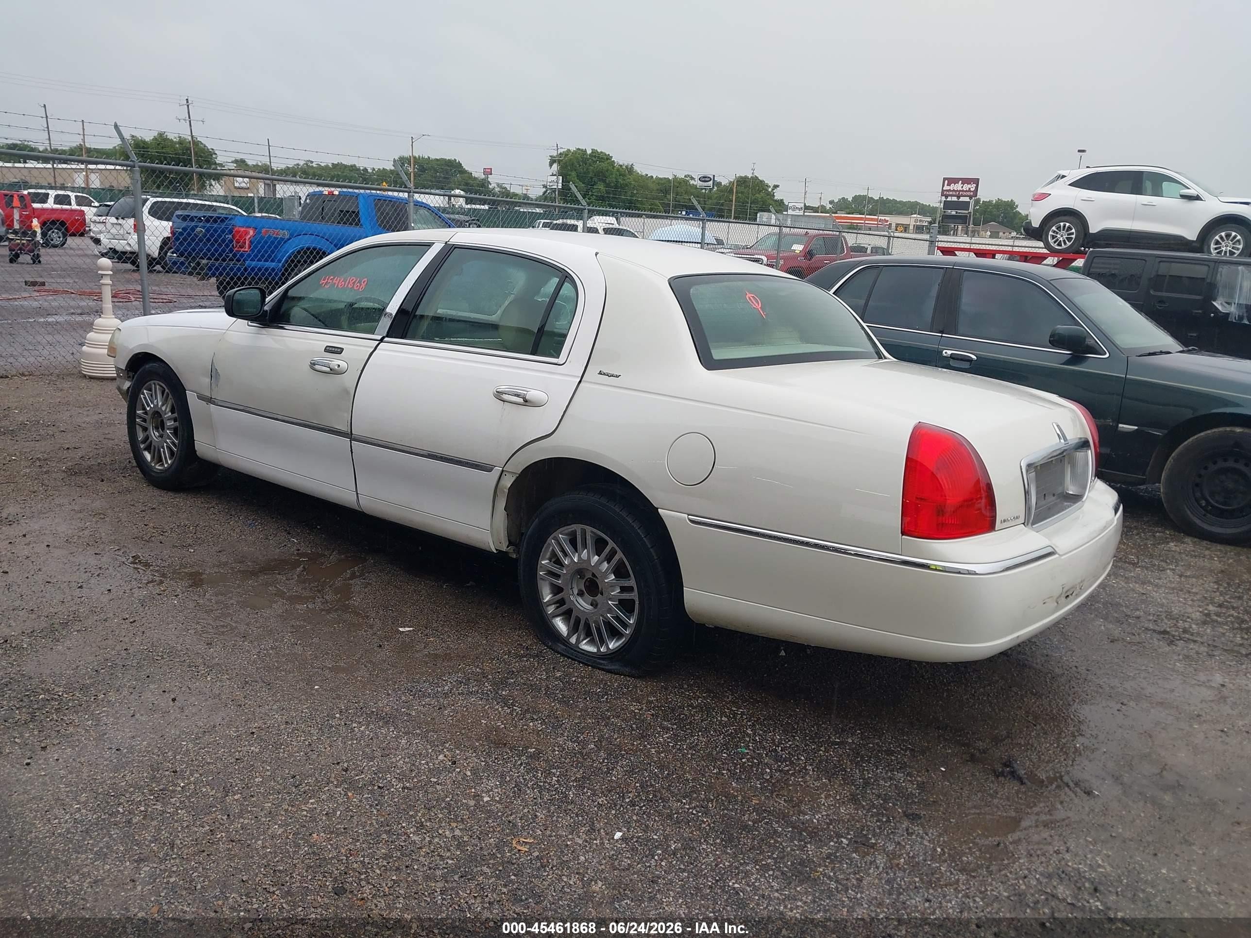 2006 Lincoln Town Car Designer Series Beige vin: 1LNHM83V76Y643934
