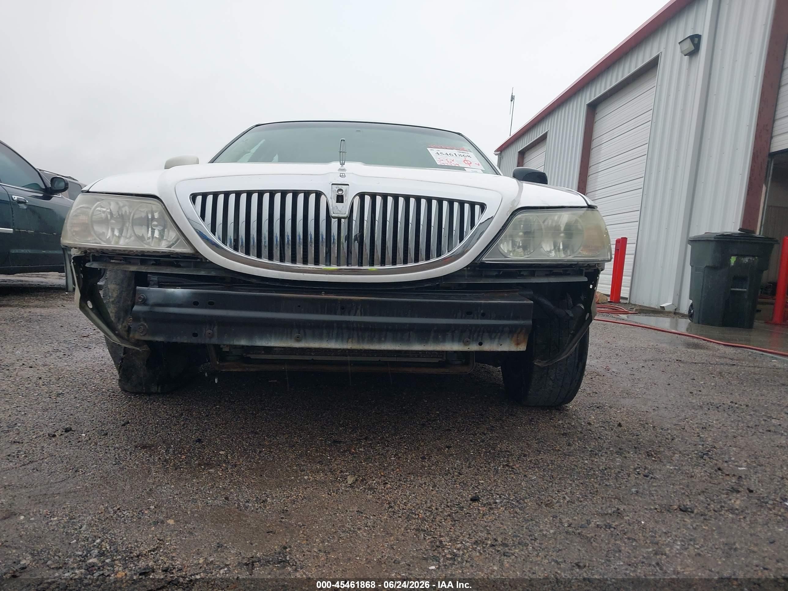 2006 Lincoln Town Car Designer Series Beige vin: 1LNHM83V76Y643934