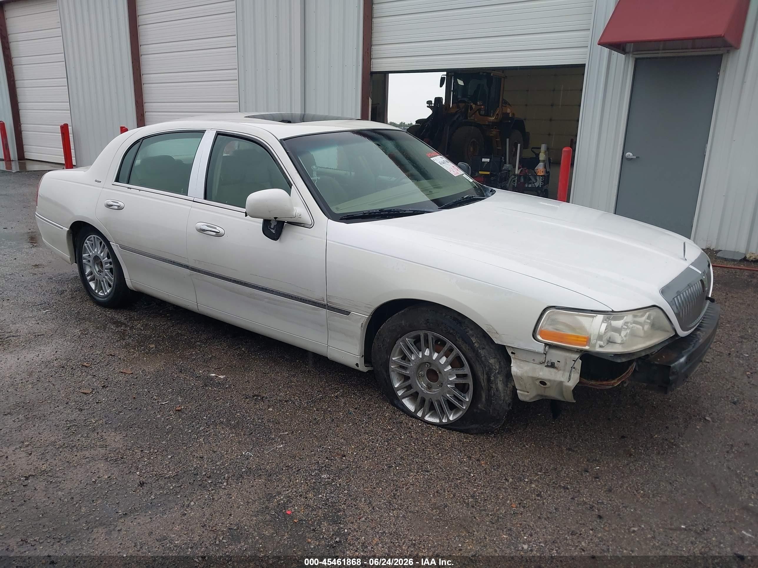 2006 Lincoln Town Car Designer Series Beige vin: 1LNHM83V76Y643934