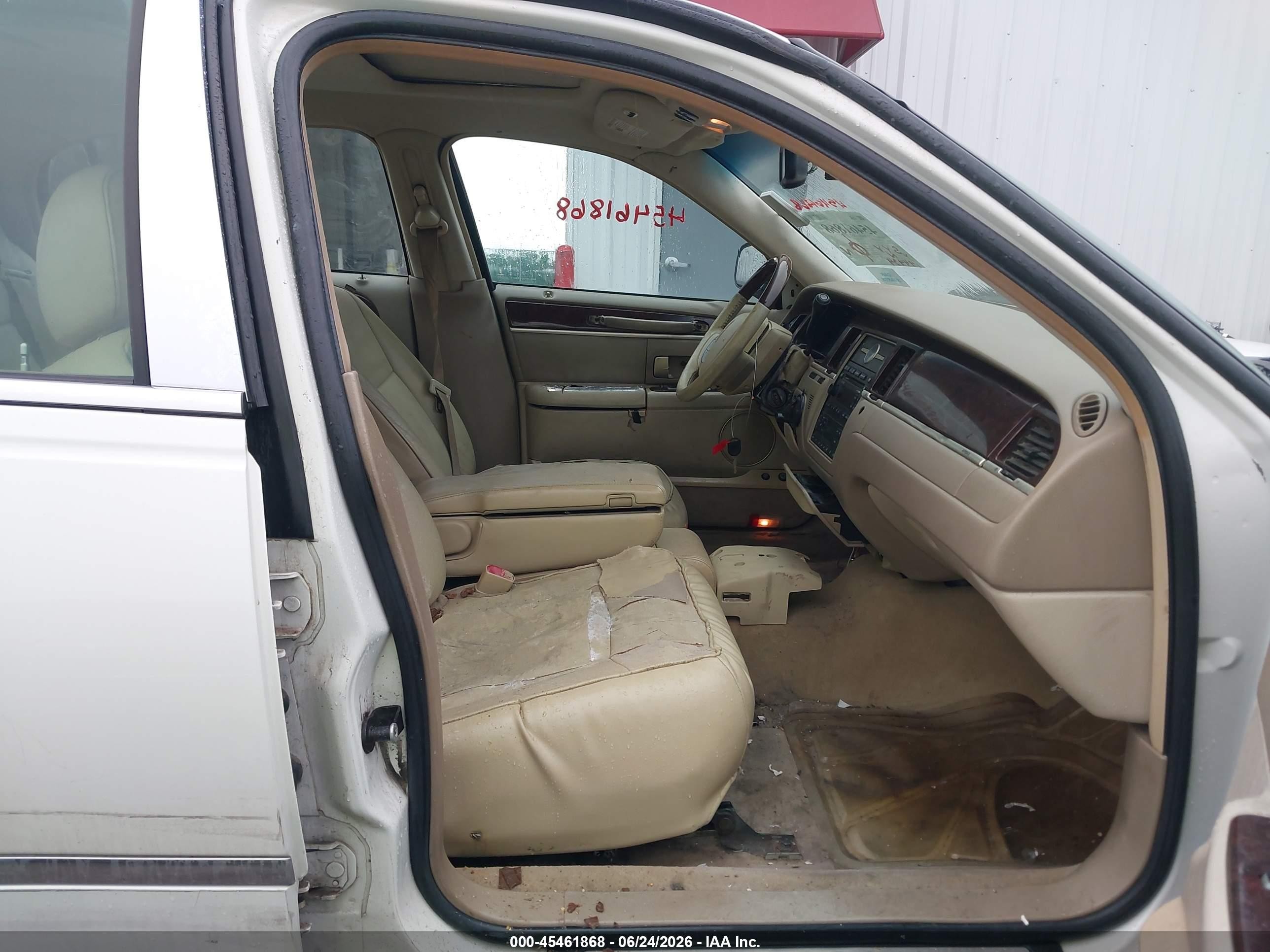 2006 Lincoln Town Car Designer Series Beige vin: 1LNHM83V76Y643934