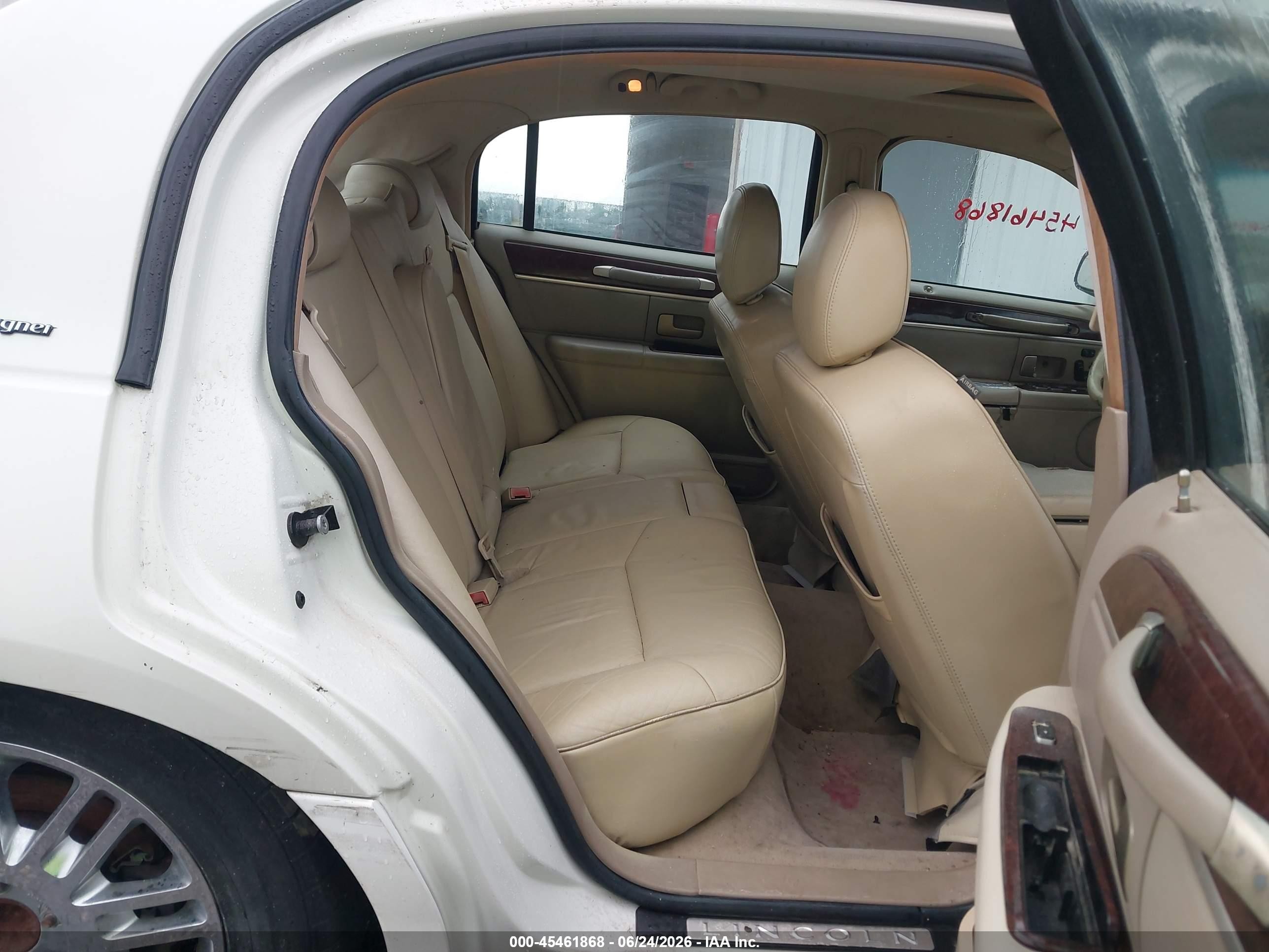 2006 Lincoln Town Car Designer Series Beige vin: 1LNHM83V76Y643934