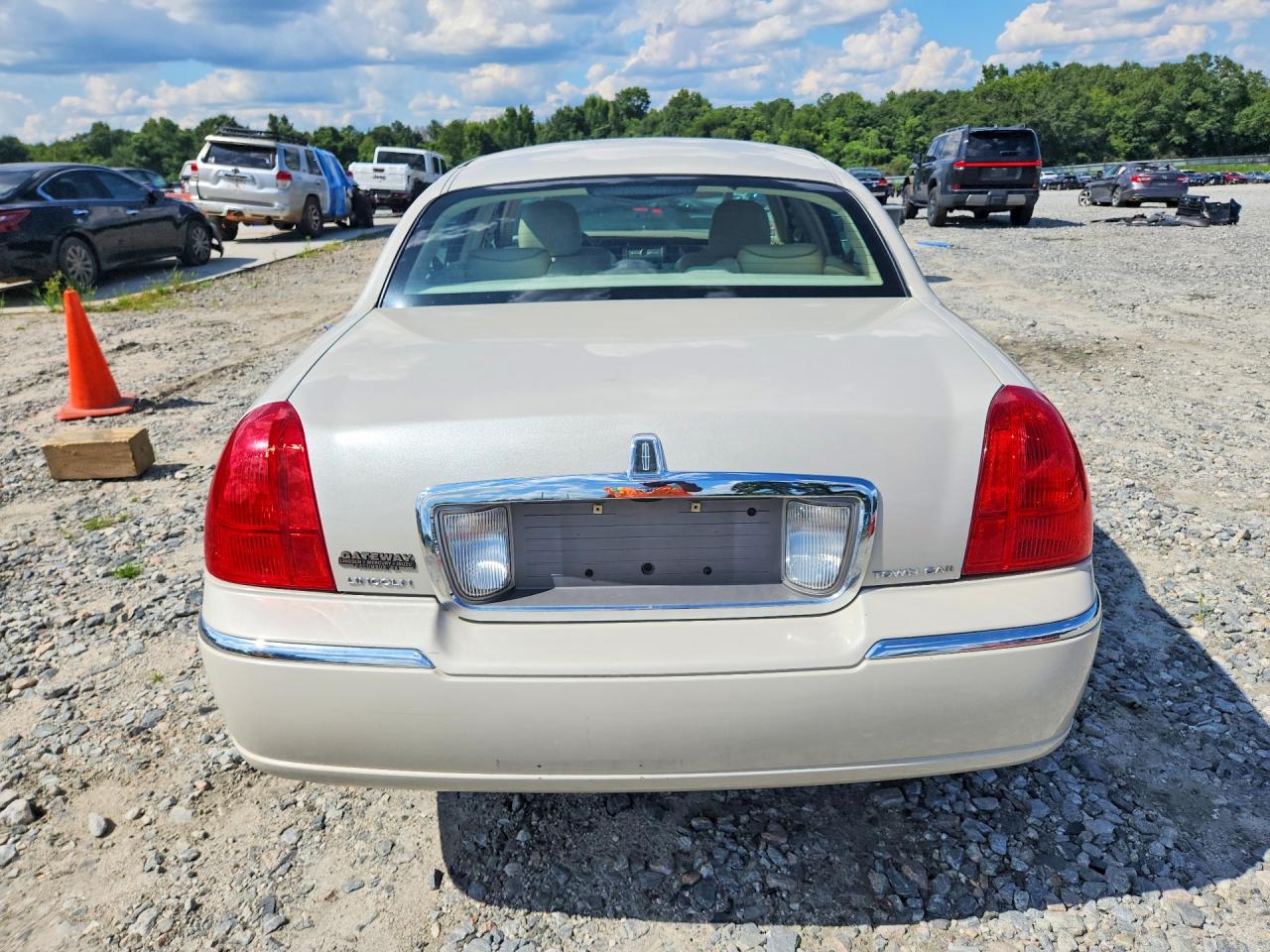 2007 Lincoln Town Car Designer Beige vin: 1LNHM83V87Y601757