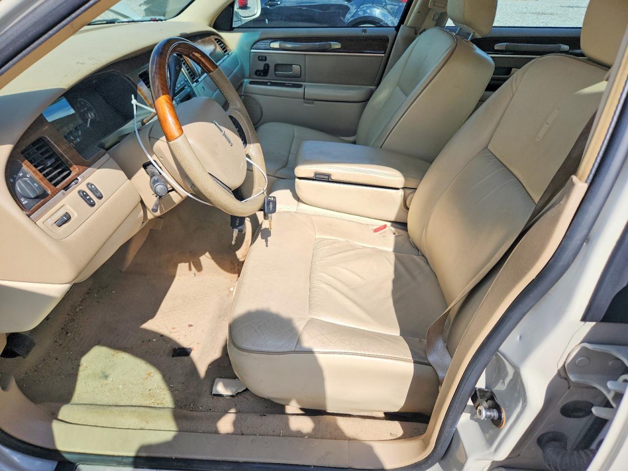2007 Lincoln Town Car Designer Beige vin: 1LNHM83V87Y601757
