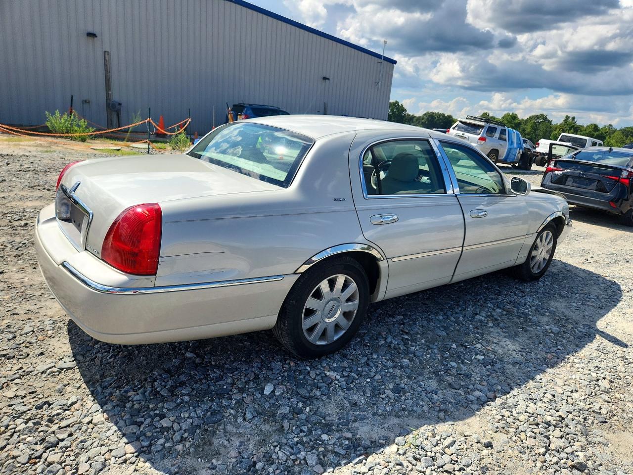 2007 Lincoln Town Car Designer Beige vin: 1LNHM83V87Y601757