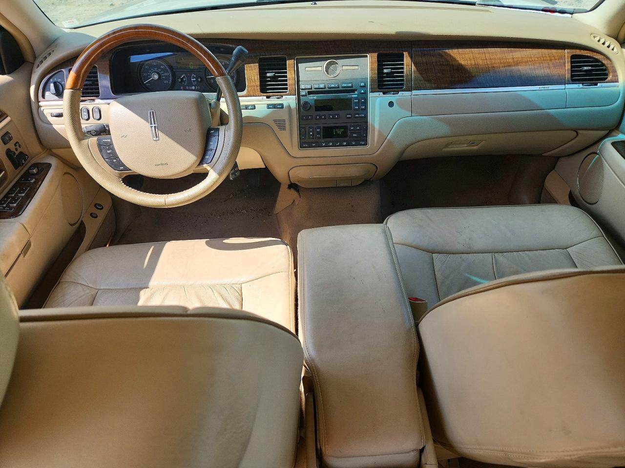 2007 Lincoln Town Car Designer Beige vin: 1LNHM83V87Y601757
