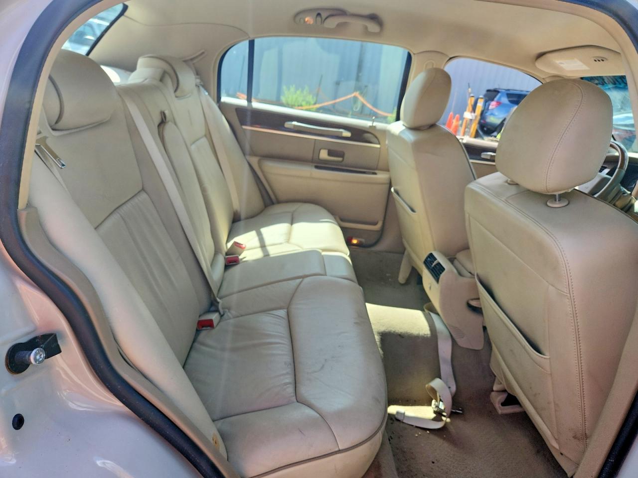 2007 Lincoln Town Car Designer Beige vin: 1LNHM83V87Y601757