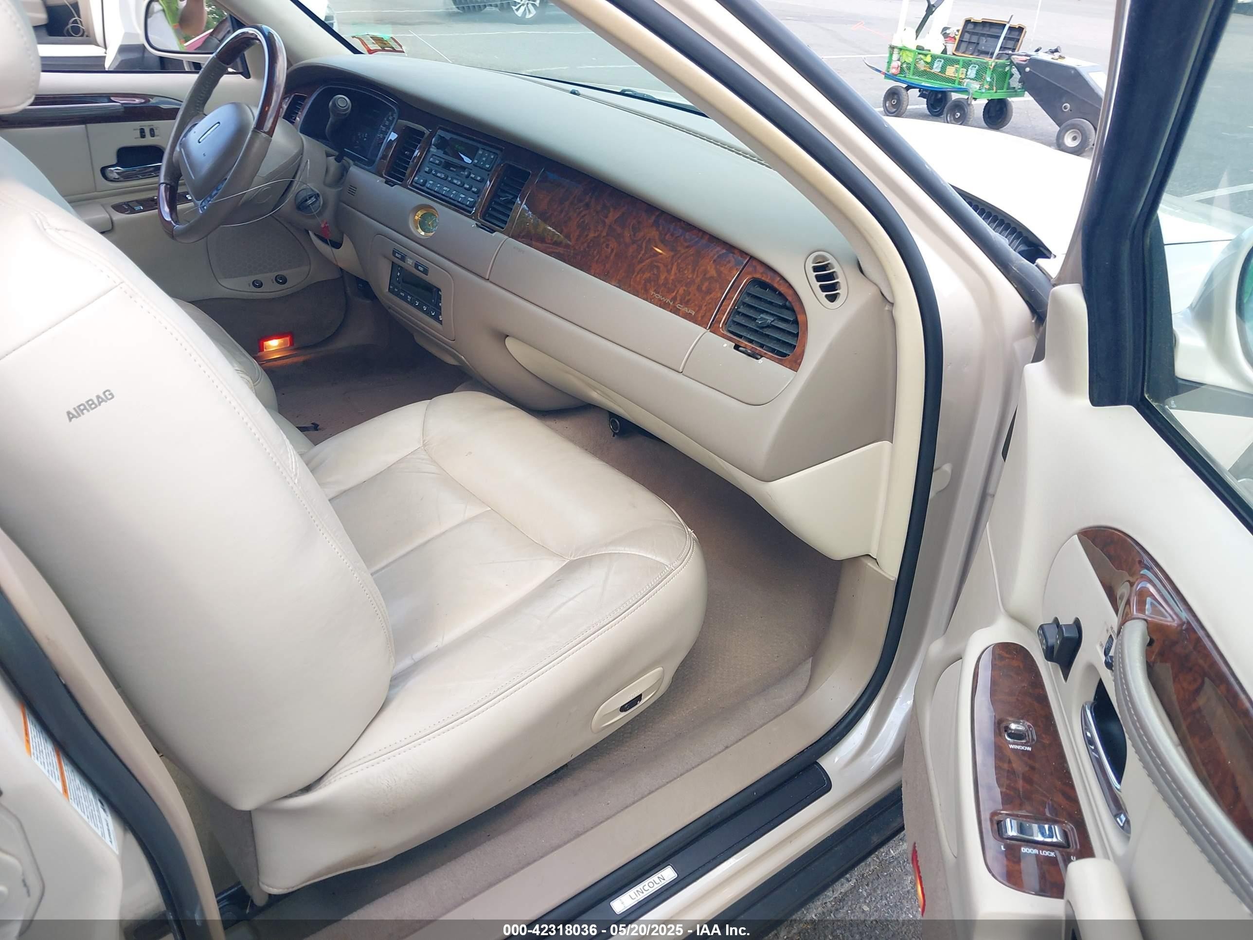 2001 Lincoln Town Car Cartier Beige vin: 1LNHM83W01Y728728
