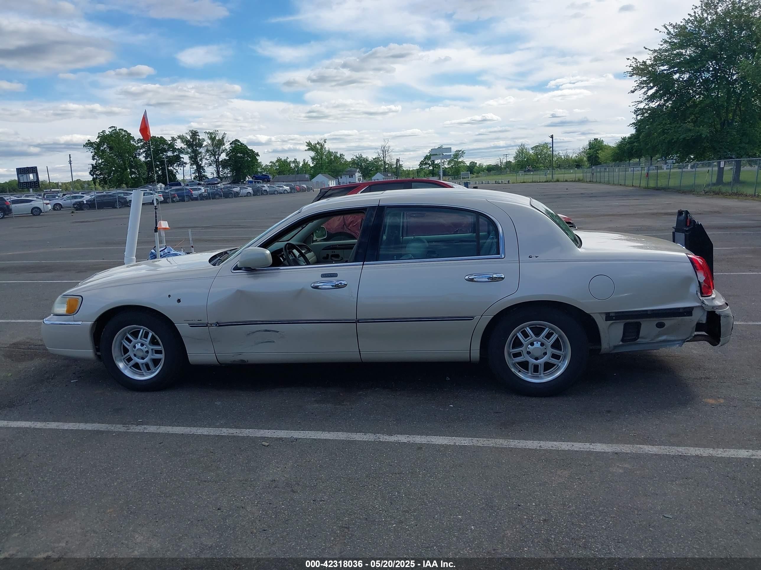 2001 Lincoln Town Car Cartier Beige vin: 1LNHM83W01Y728728