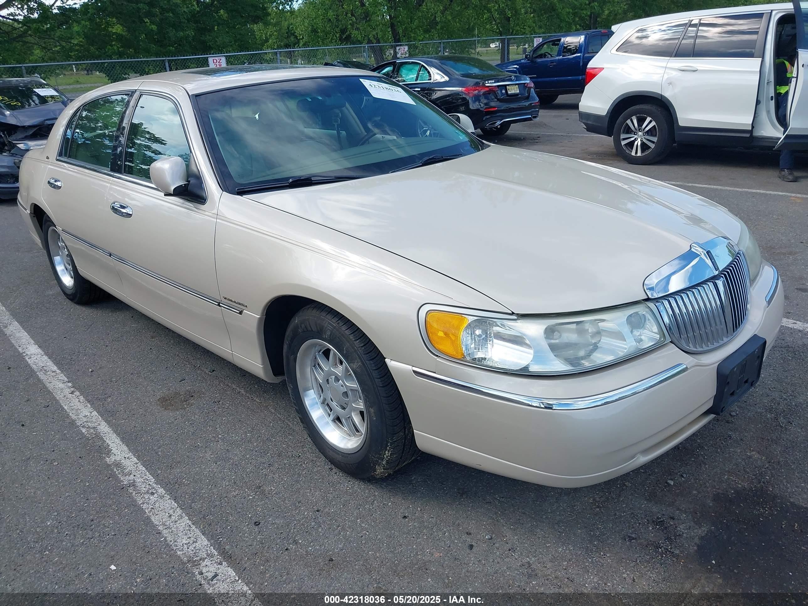 2001 Lincoln Town Car Cartier Beige vin: 1LNHM83W01Y728728