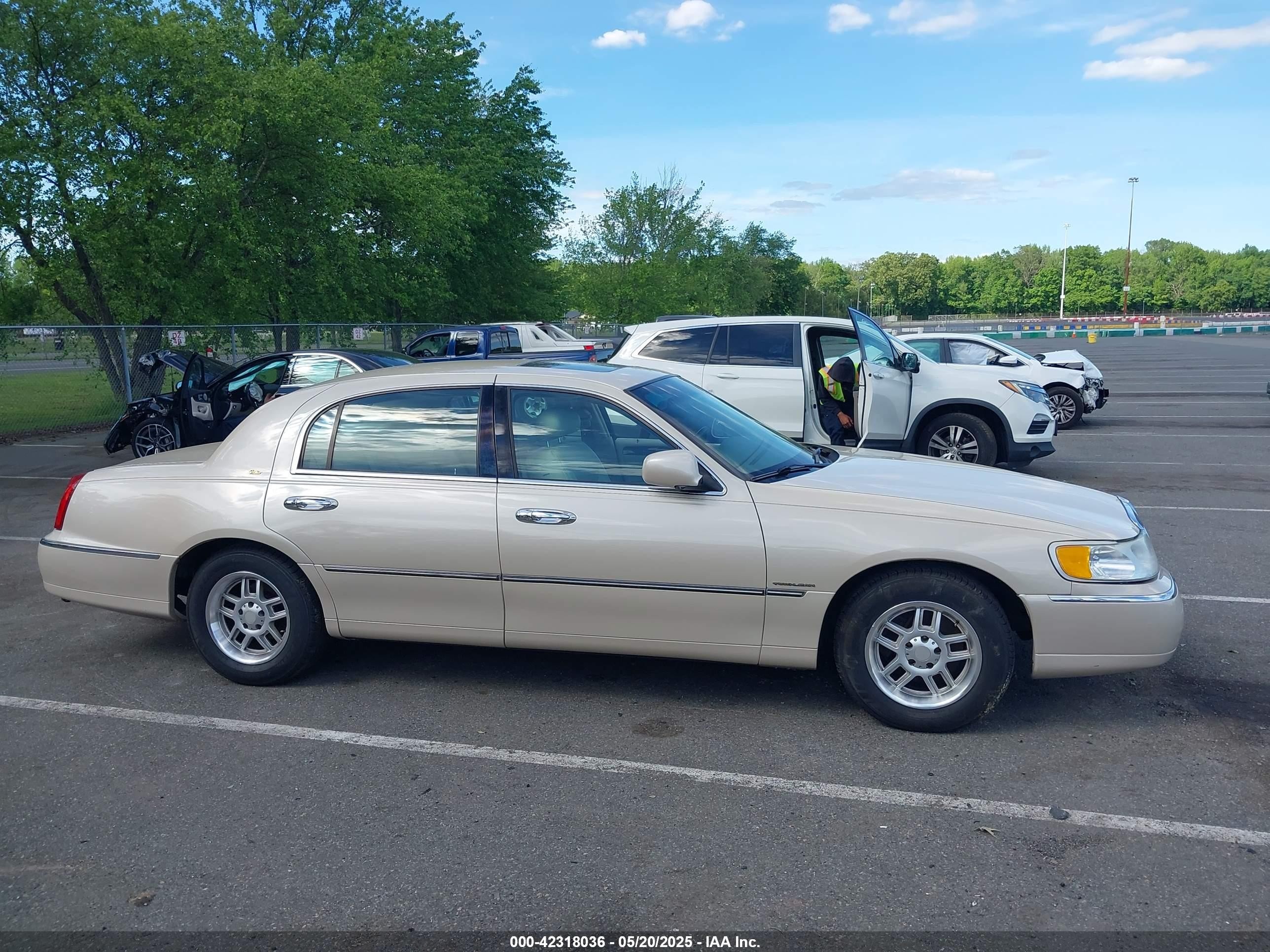 2001 Lincoln Town Car Cartier Beige vin: 1LNHM83W01Y728728