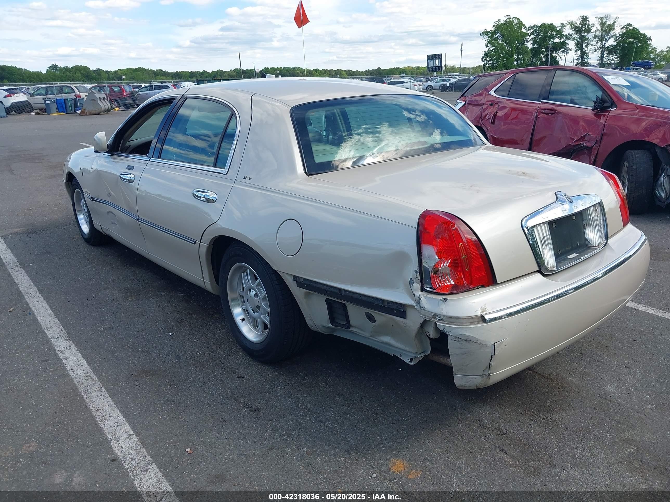 2001 Lincoln Town Car Cartier Beige vin: 1LNHM83W01Y728728