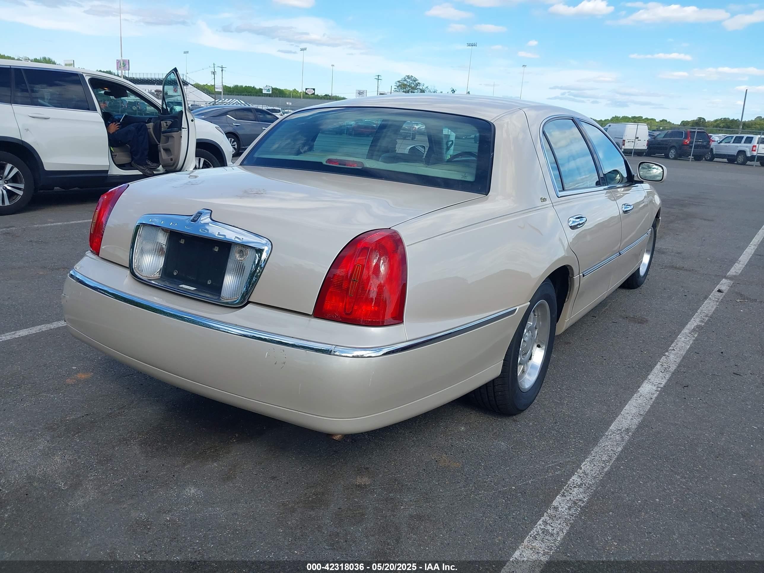 2001 Lincoln Town Car Cartier Beige vin: 1LNHM83W01Y728728
