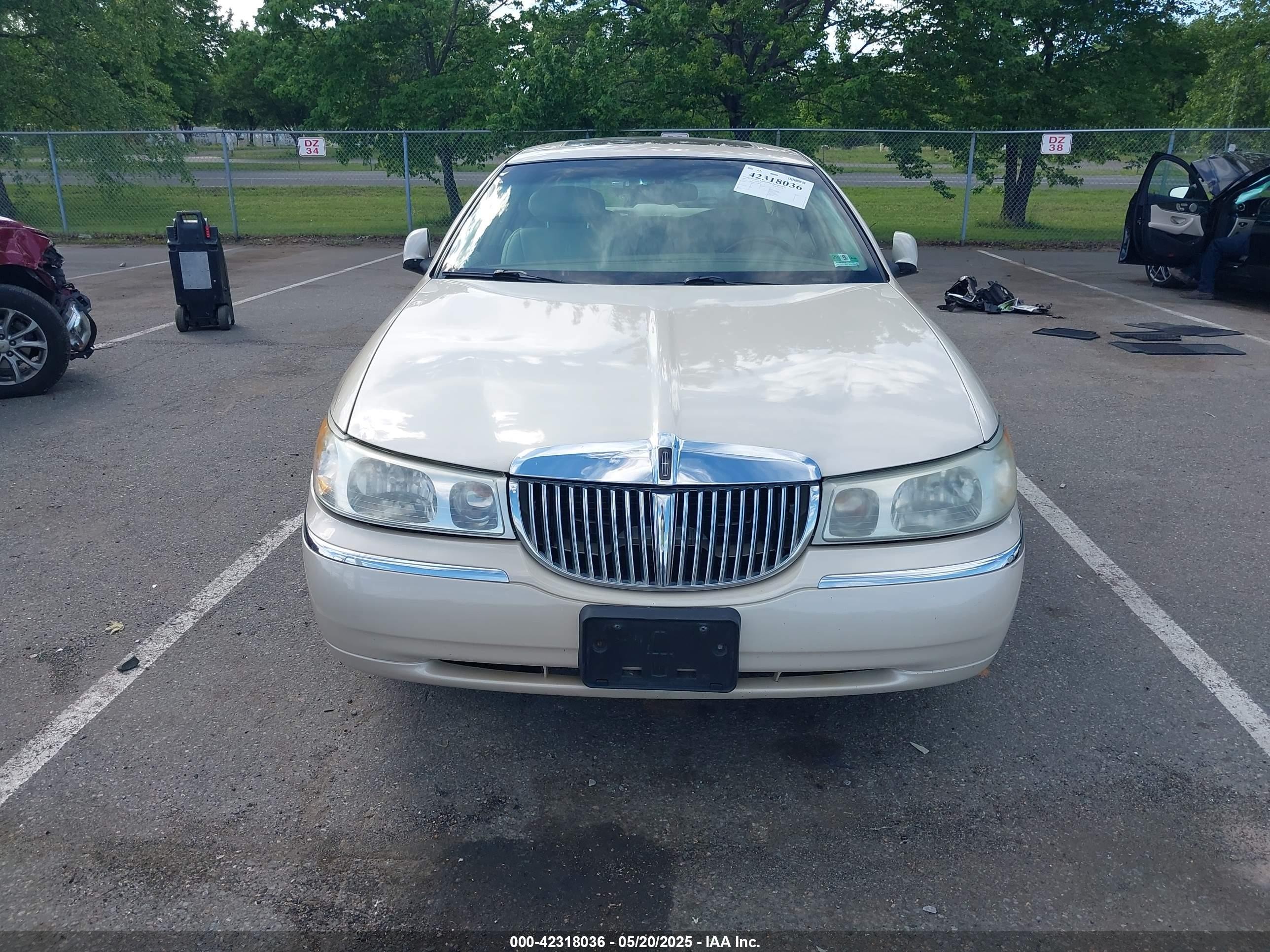 2001 Lincoln Town Car Cartier Beige vin: 1LNHM83W01Y728728