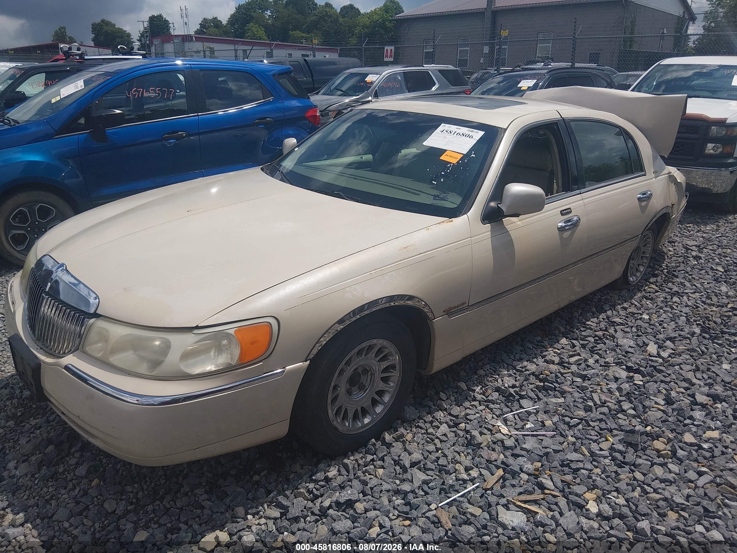 2002 Lincoln Town Car Cartier Tan vin: 1LNHM83W02Y645902