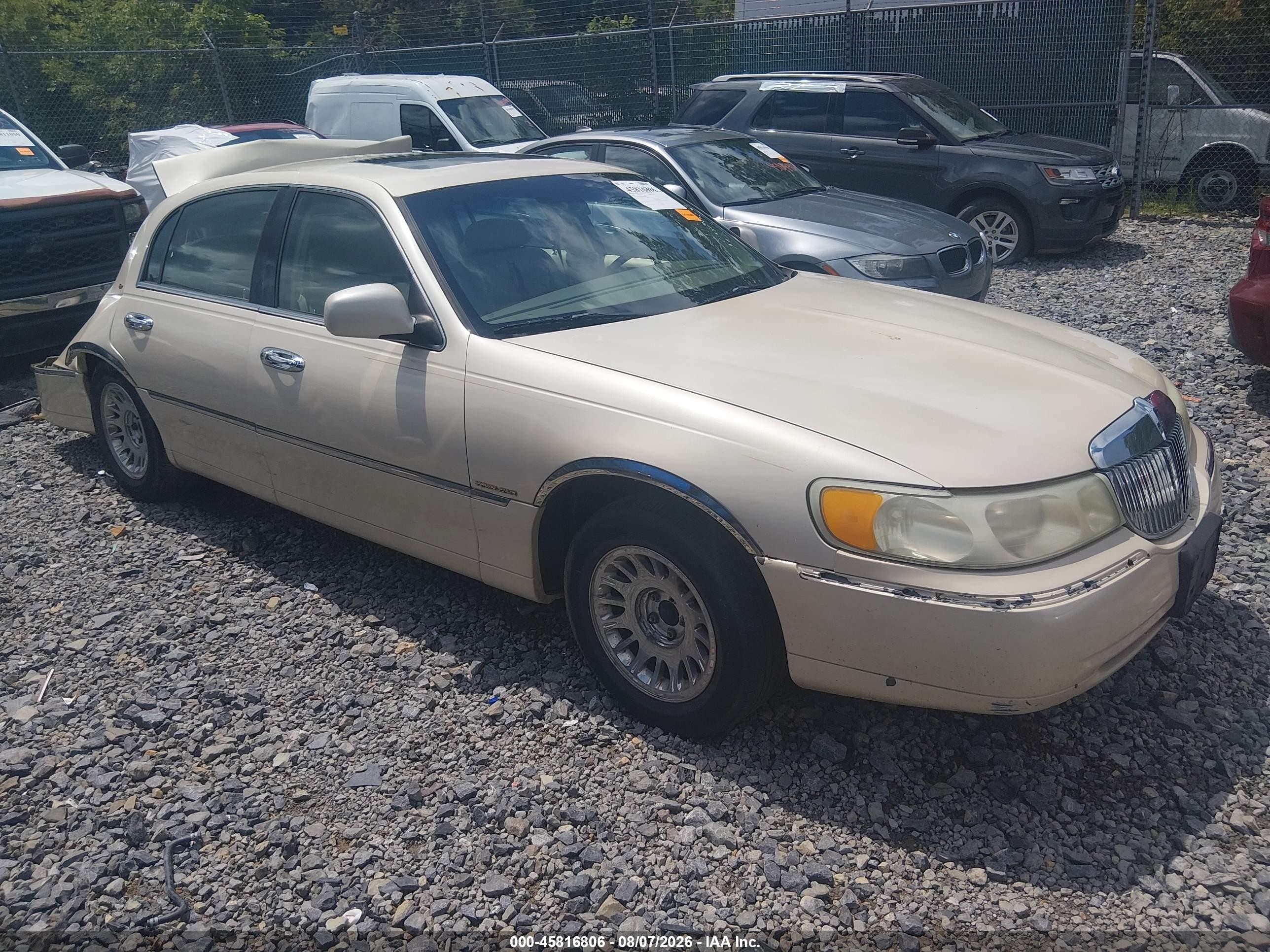 2002 Lincoln Town Car Cartier Tan vin: 1LNHM83W02Y645902