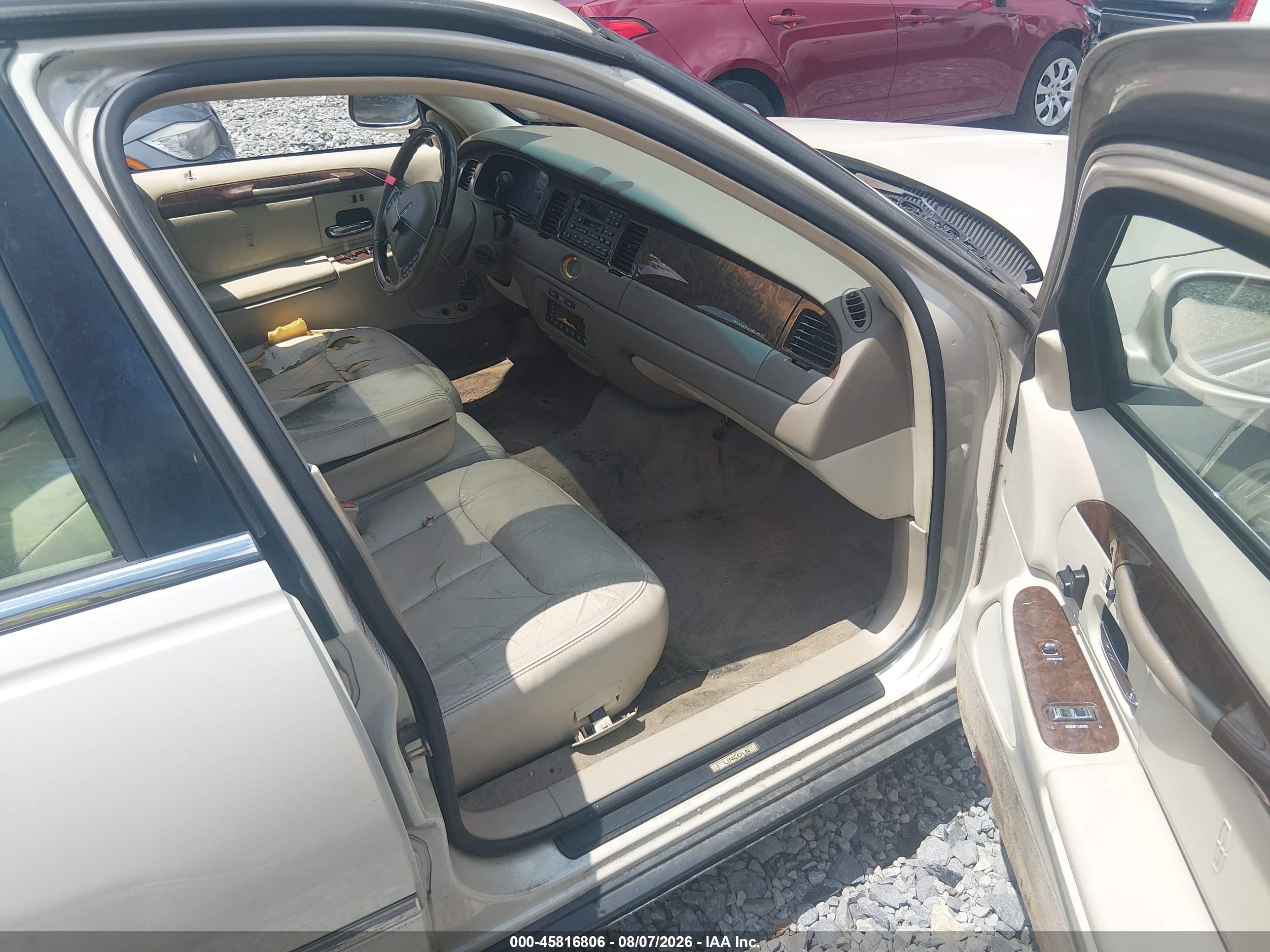 2002 Lincoln Town Car Cartier Tan vin: 1LNHM83W02Y645902