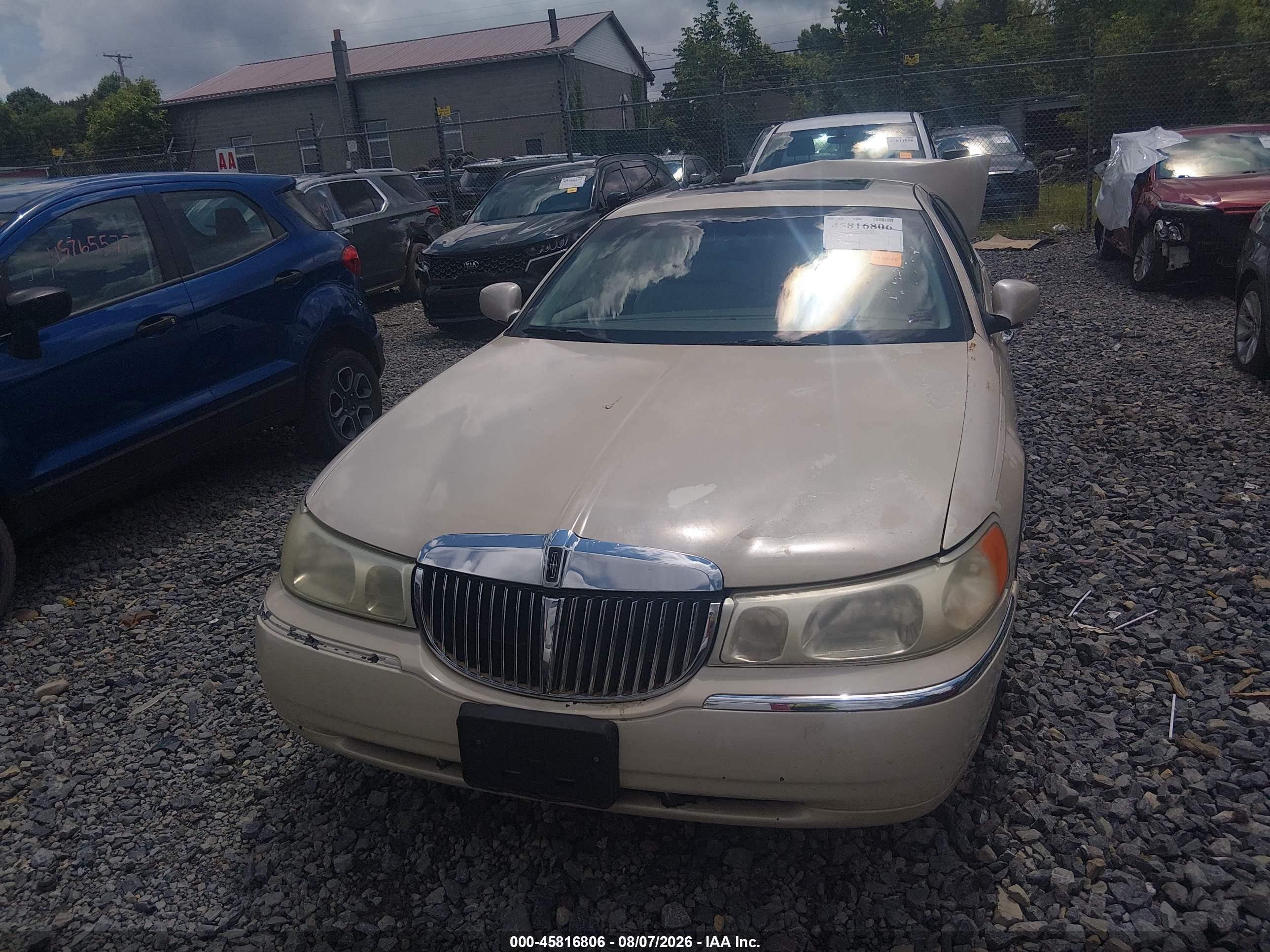 2002 Lincoln Town Car Cartier Tan vin: 1LNHM83W02Y645902