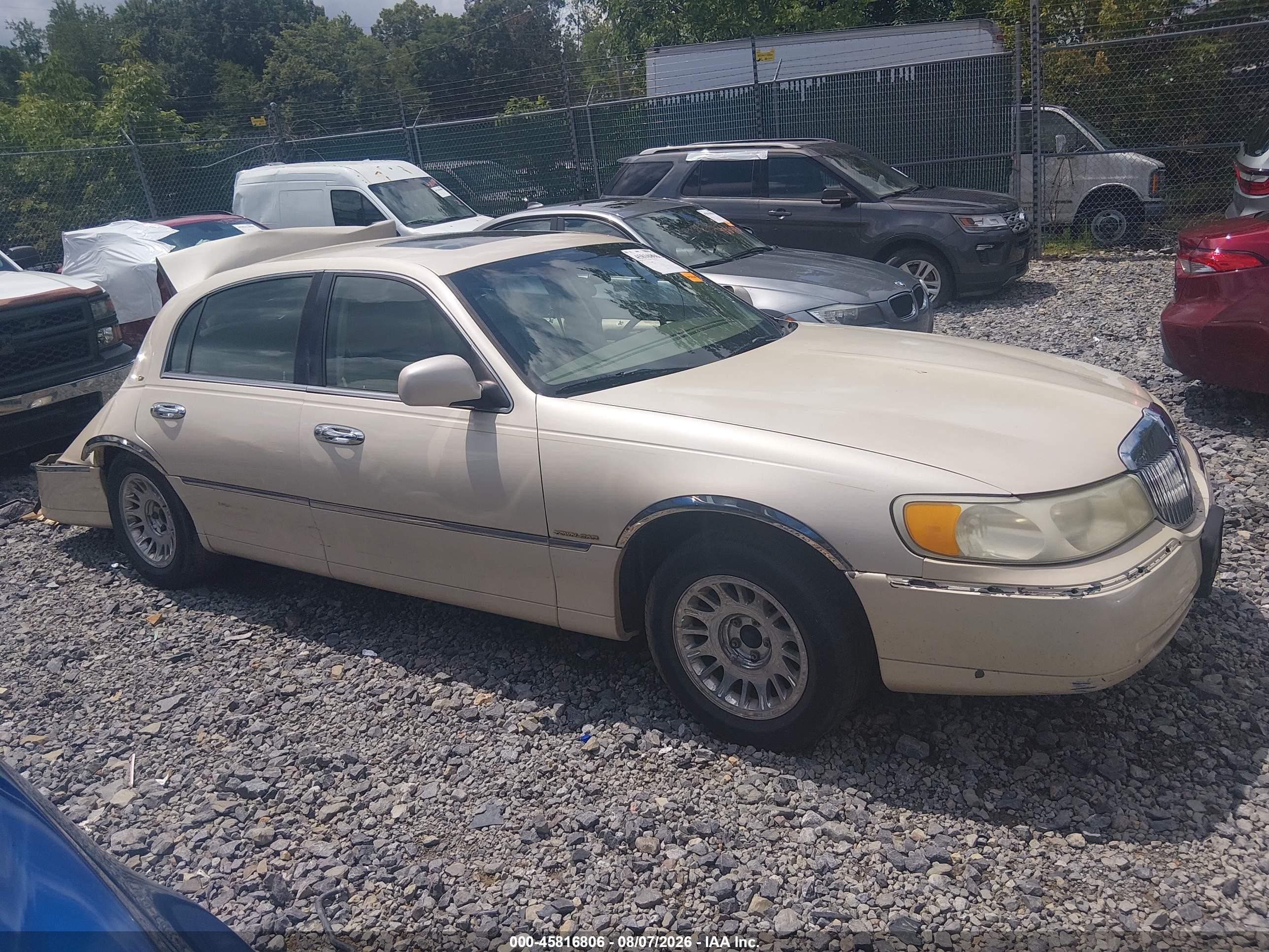 2002 Lincoln Town Car Cartier Tan vin: 1LNHM83W02Y645902